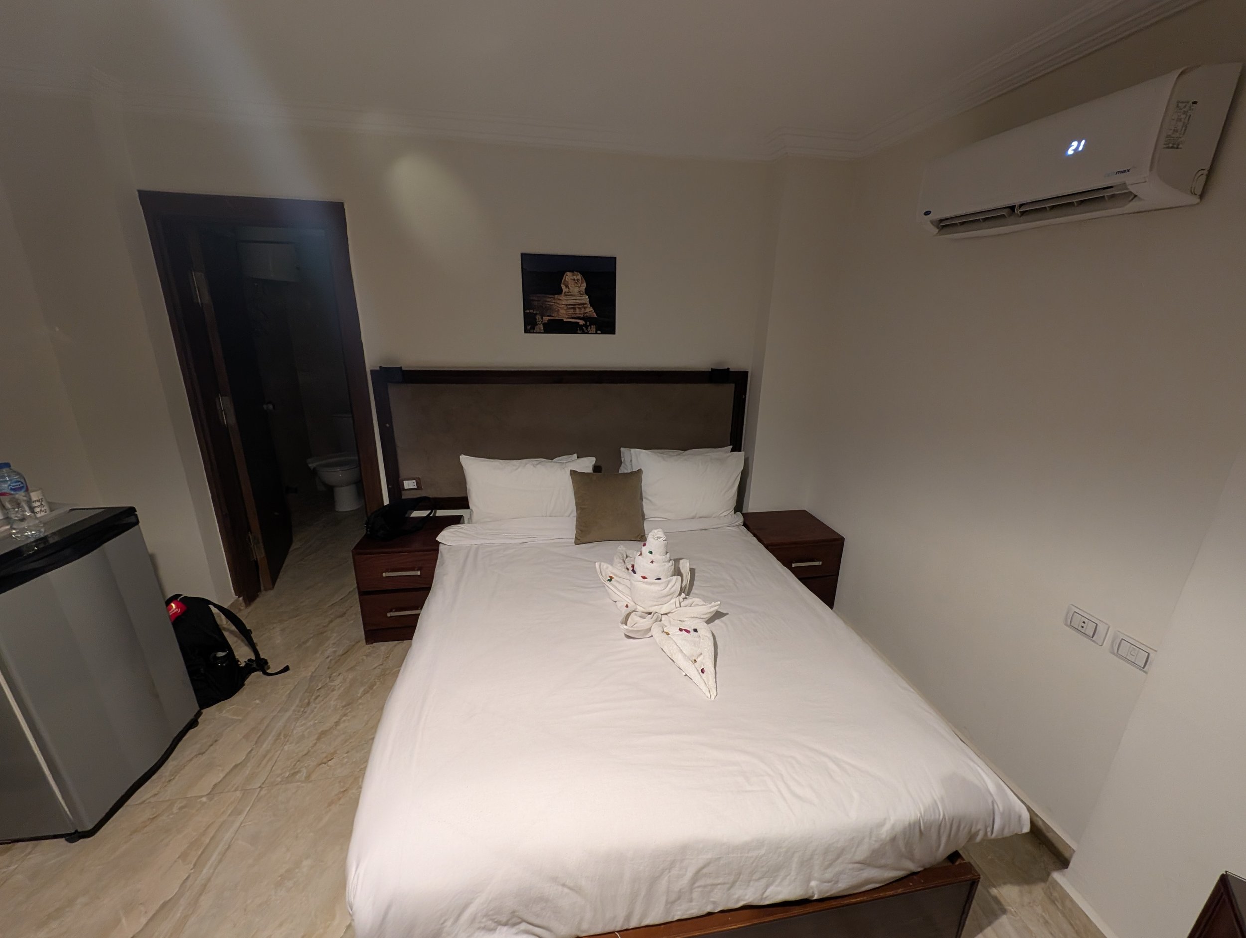 09hotelroom2.jpg