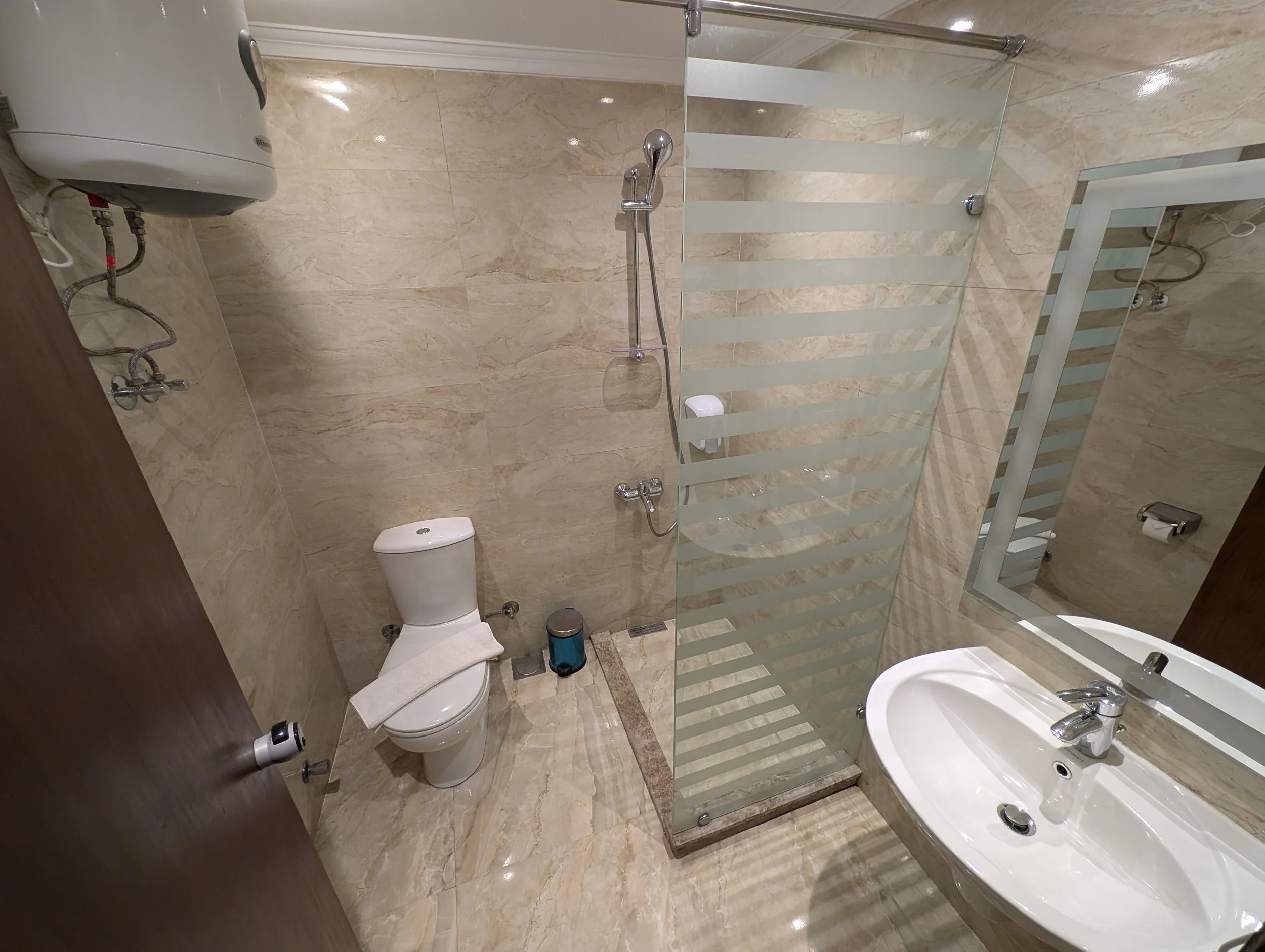 10hotel-bath.jpg