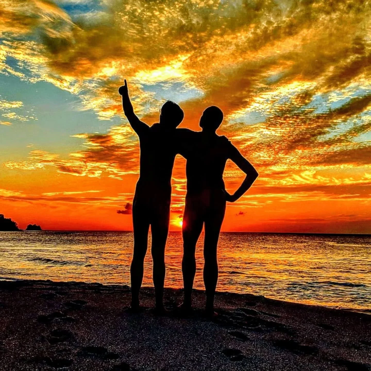 This pic was taken Christmas Day 2017 on a beach in Costa Rica. 🇨🇷The future looks so bright! 🌟☮️❤️
#travelmemories #travelblogger #sunset #costarica #podcast 
👨🏻&zwj;🤝&zwj;👨🏼 Hotelguys.com 
🌏 Global Hotel Guys on Facebook 
🎁 Global Hotel G