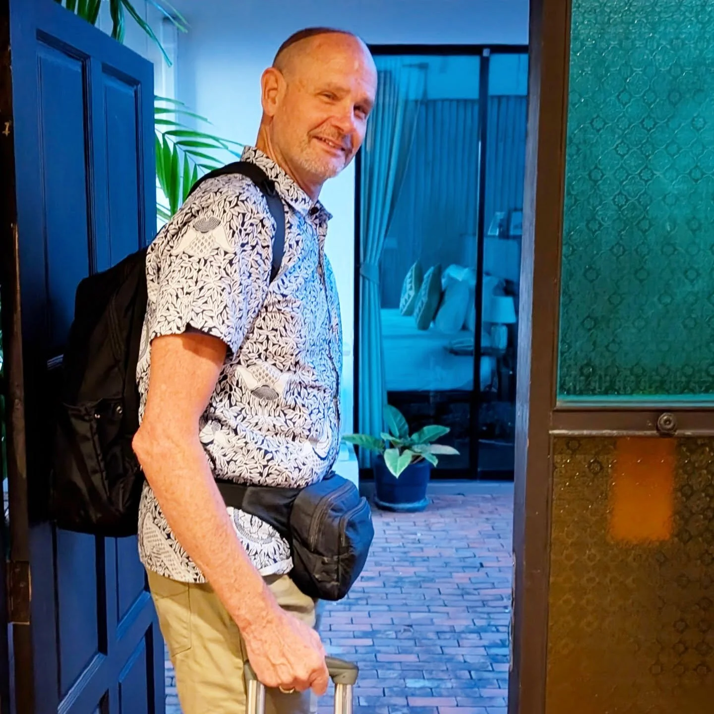 After a quick 90 minute flight from Bangkok we're back in Chiang Mai!🙏🏽 Our hotel room is on the 6th floor in and we arrived just in time for the sunset! 💛🇹🇭☮️ #chiangmai #travel #podcast #travelblogger #travelphotography 
👨🏻&zwj;🤝&zwj;👨🏼 H