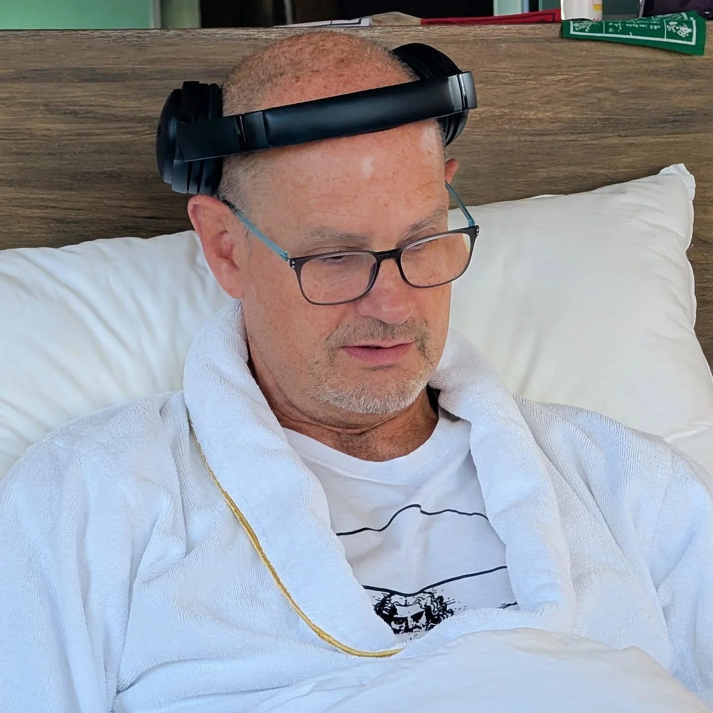 Good morning Paul! 🌞
Looks like you are the Dark Angel today!😂😇🤣
#travel #travelbblogger #travelphotography #instagood #podcast 
👨🏻&zwj;🤝&zwj;👨🏼 Hotelguys.com
🌏 Global Hotel Guys on Facebook 
☮️ Global Hotel Guys on YouTube