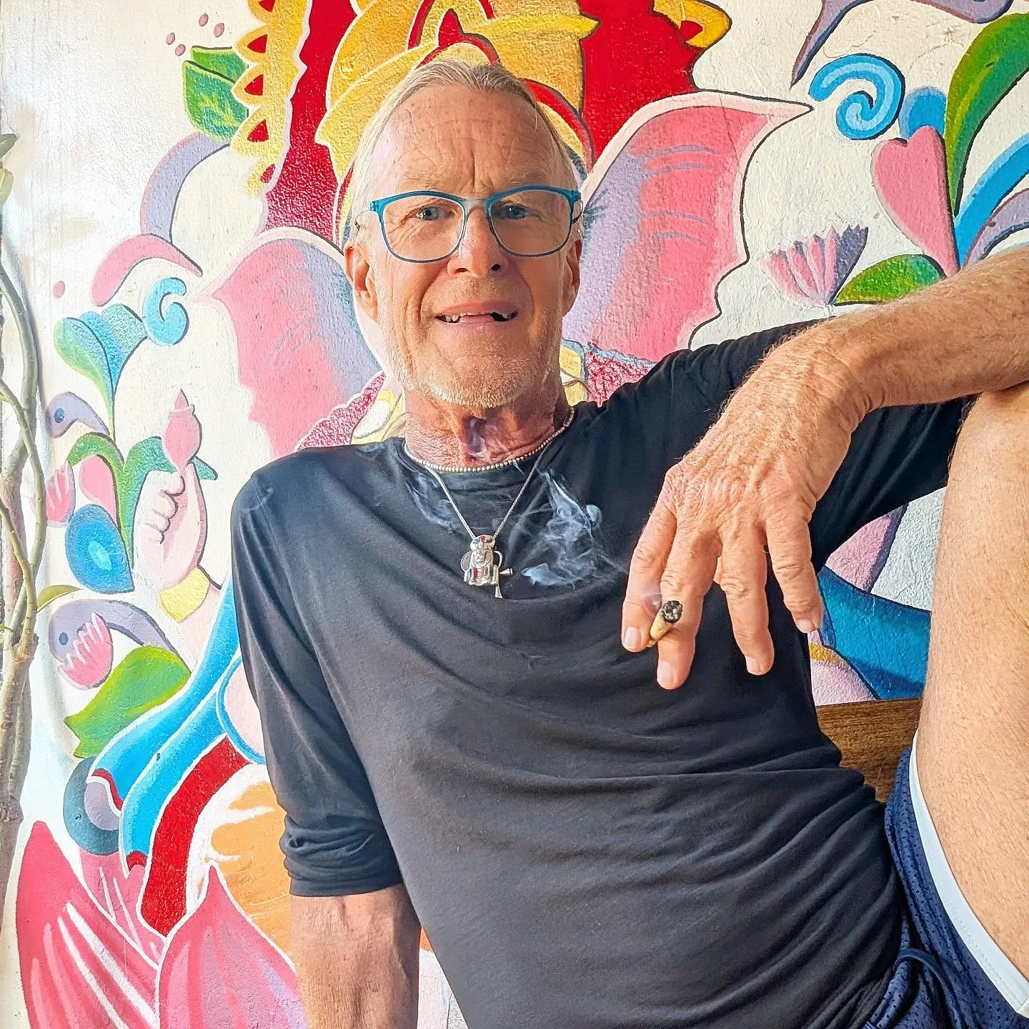 It's all GOOD!🧡🍁🧡
Legal cannabis in Thailand continues to be available even though many shops have closed in Thailand in the past year. 
Of all the shops, Rich's favorite is the Organic Weed shop in Old Town.  It's a great place to meet other trav