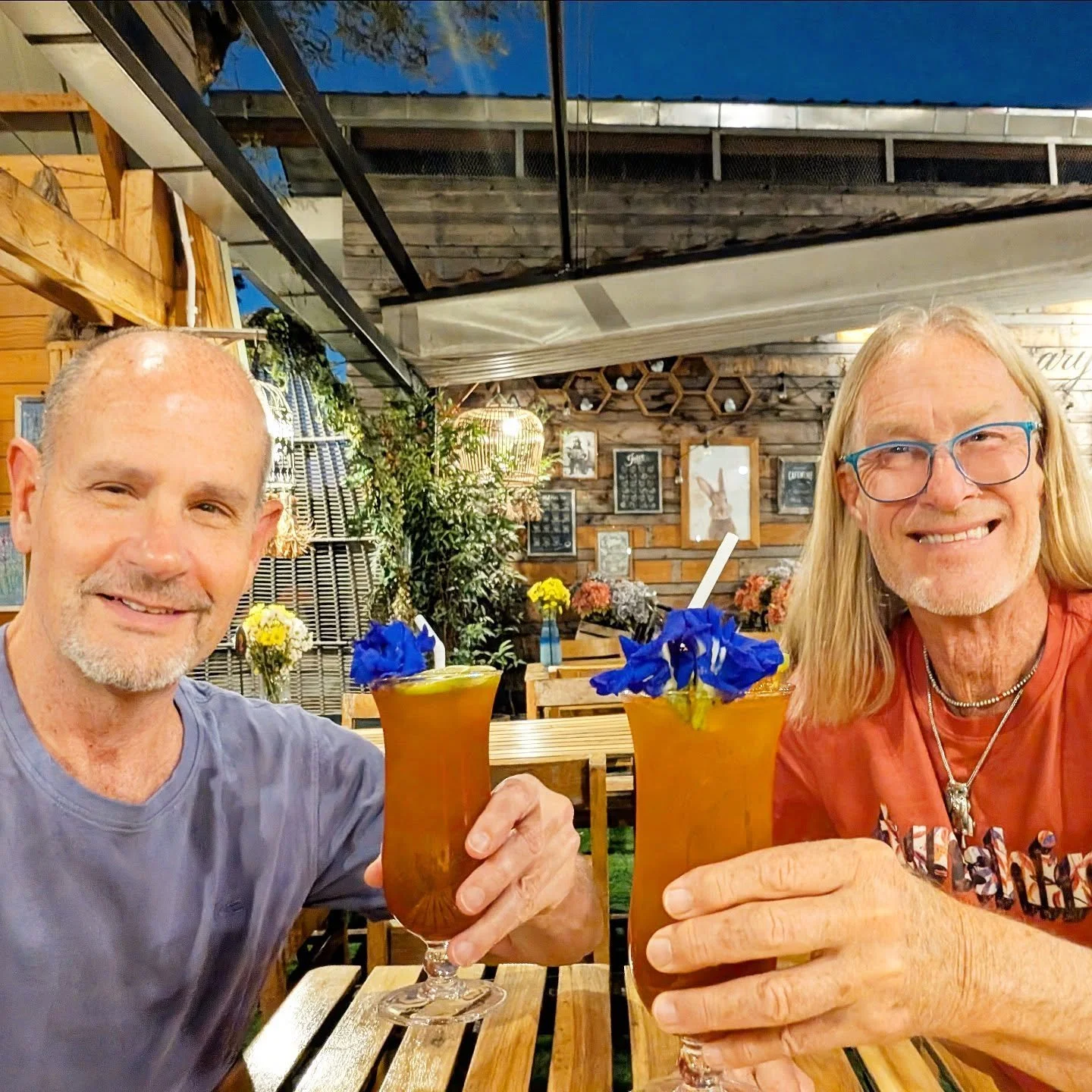 Every night is date night in Chiang Mai! 🇹🇭❤️🙏🏽
 #thailand #funshine #travel#podcast #travelblogger 
👨🏻&zwj;🤝&zwj;👨🏼 Hotelguys.com
☮️ Global Hotel Guys on Facebook 
🌏 Global Hotel Guys on YouTube