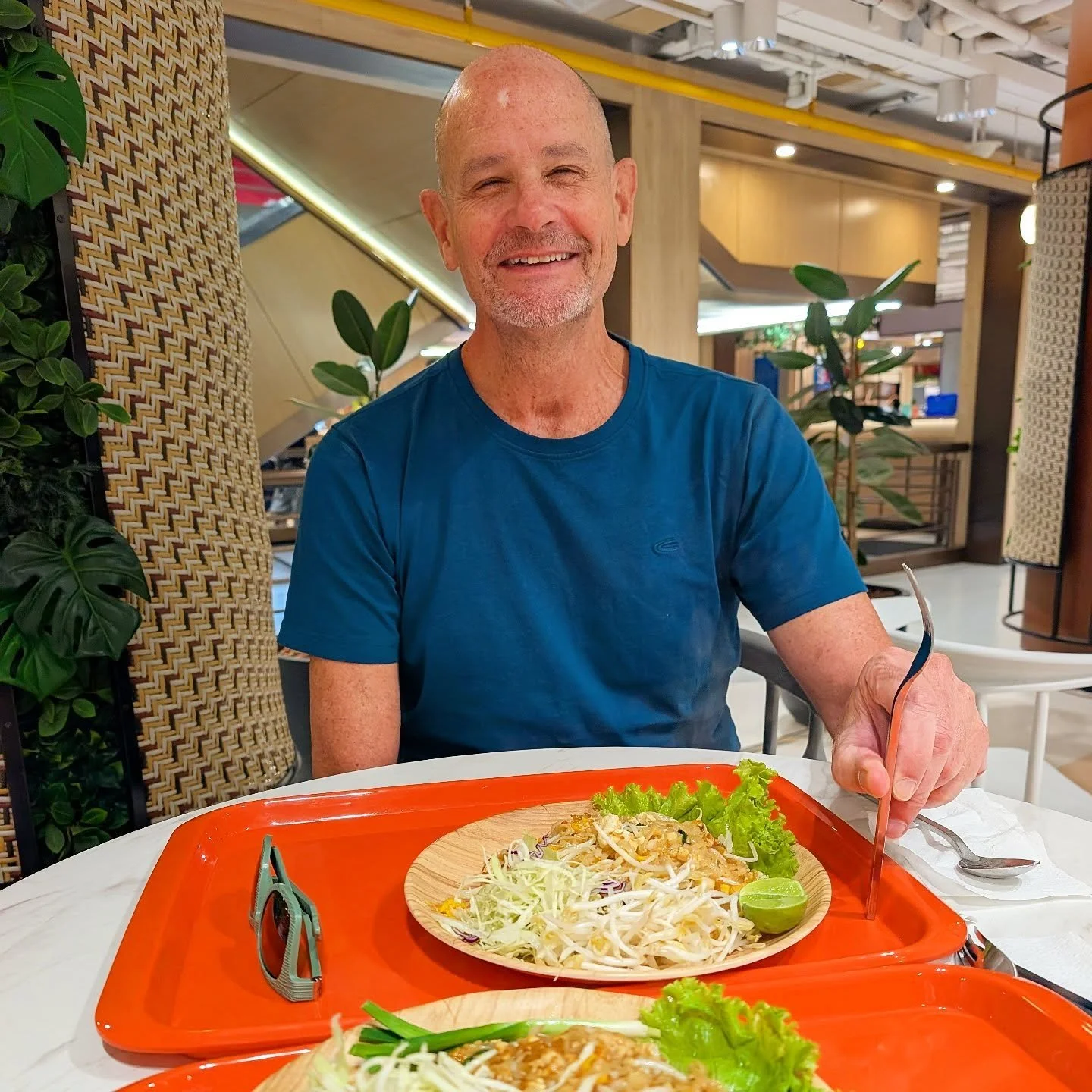 Doesn't Paul look like he's having a great time?!? 🤔 Today's lunch in Chiang Mai was under $4 USD and dinner was just $10 USD! That's for BOTH of us! ❤️👍🏽🙏🏽#travel #travelblogger #travelphotography #thaifood #podcast 
👨🏻&zwj;🤝&zwj;👨🏼 Hotelg