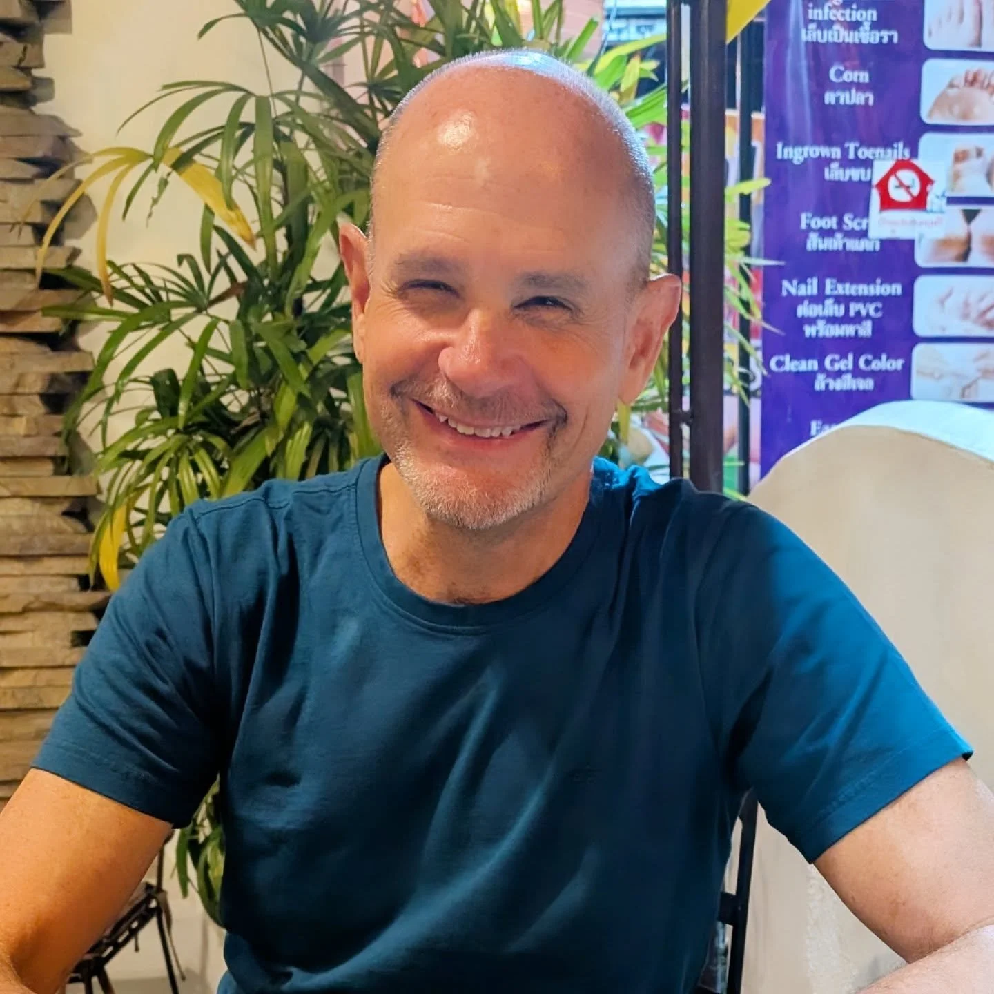 Even though we have been here five times in almost 10 years, it's our first visit in January! 🇹🇭 We are feeling happy about our quiet location, which is just a 12 minute walk to the Old City. ❤️ #locationlocationlocation #travelblogger #podcast #ch