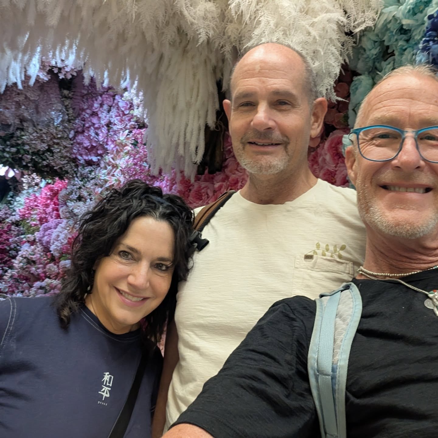 OMG! Silk and fake flowers at the Chatuchak Weekend Market and Rich just couldn't believe  what he was seeing!!! ❣️💐🌷🌸🌹🌺🌻🌼🪻 
Here's a 🦶🏼 footnote! 🎵🤣
We walked over nine miles in 10 hours on Carmen's first full day in Bangkok! 
👨🏻&zwj;?