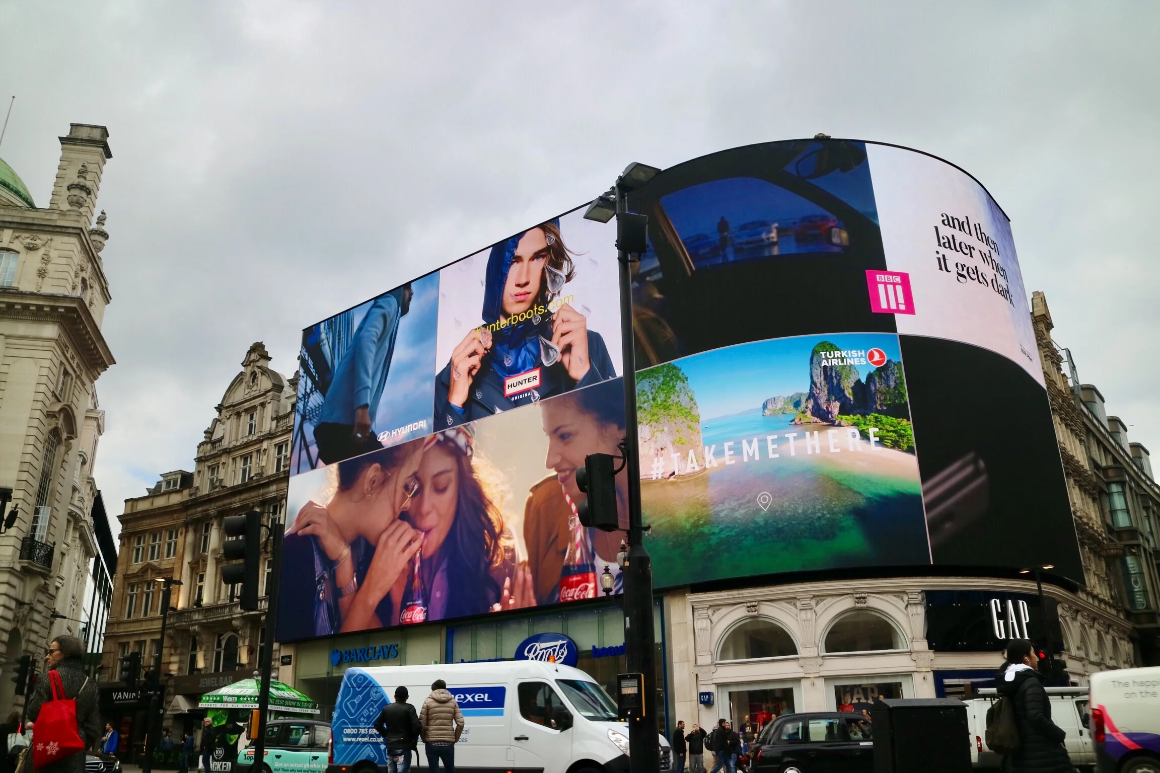Pretty nice to see the new screens in Piccadilly circus. 