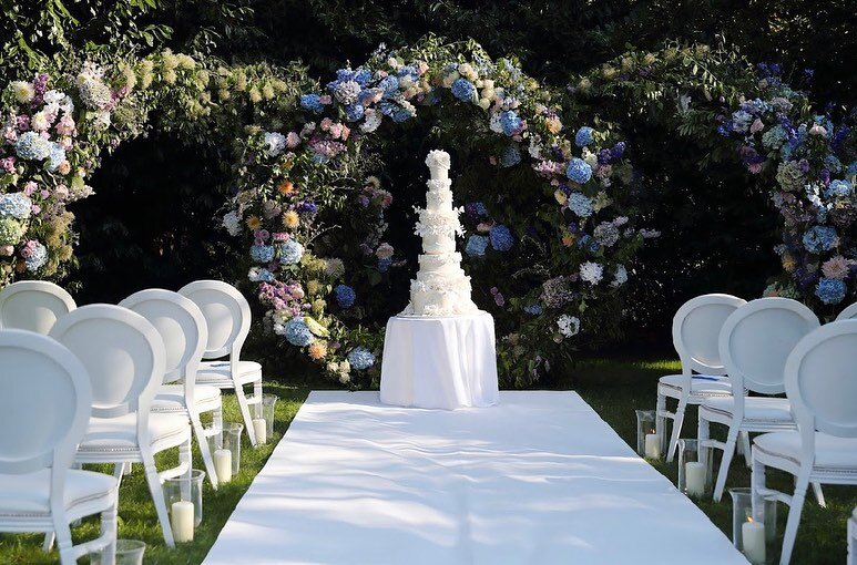 Midsummer nights wedding part 1!
We were so delighted to be involved on this project with the amazing @emma.murrayjones showcasing small micro weddings at their finest!
Using the seasonal blooms in shades of blue, lilac, blush and coral we created th