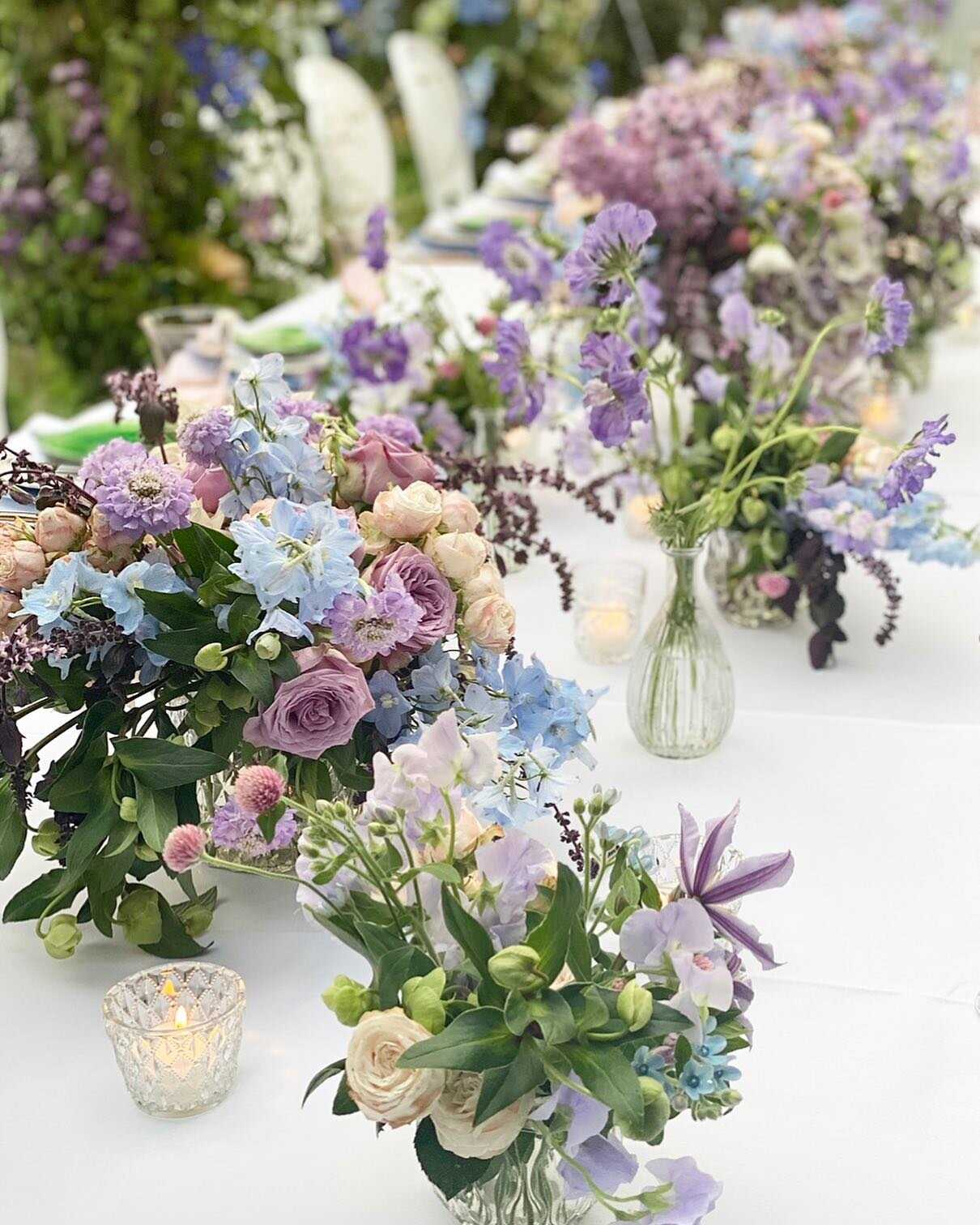 Perfect end of summer blooms for this garden tablescape &amp; lots of scented herbs! 
 
The new season&rsquo;s flowers are kicking in now and I can&rsquo;t wait!! Just like I can&rsquo;t wait to break out my favourite coats &amp; chunky boots! 🍁🍂🌾