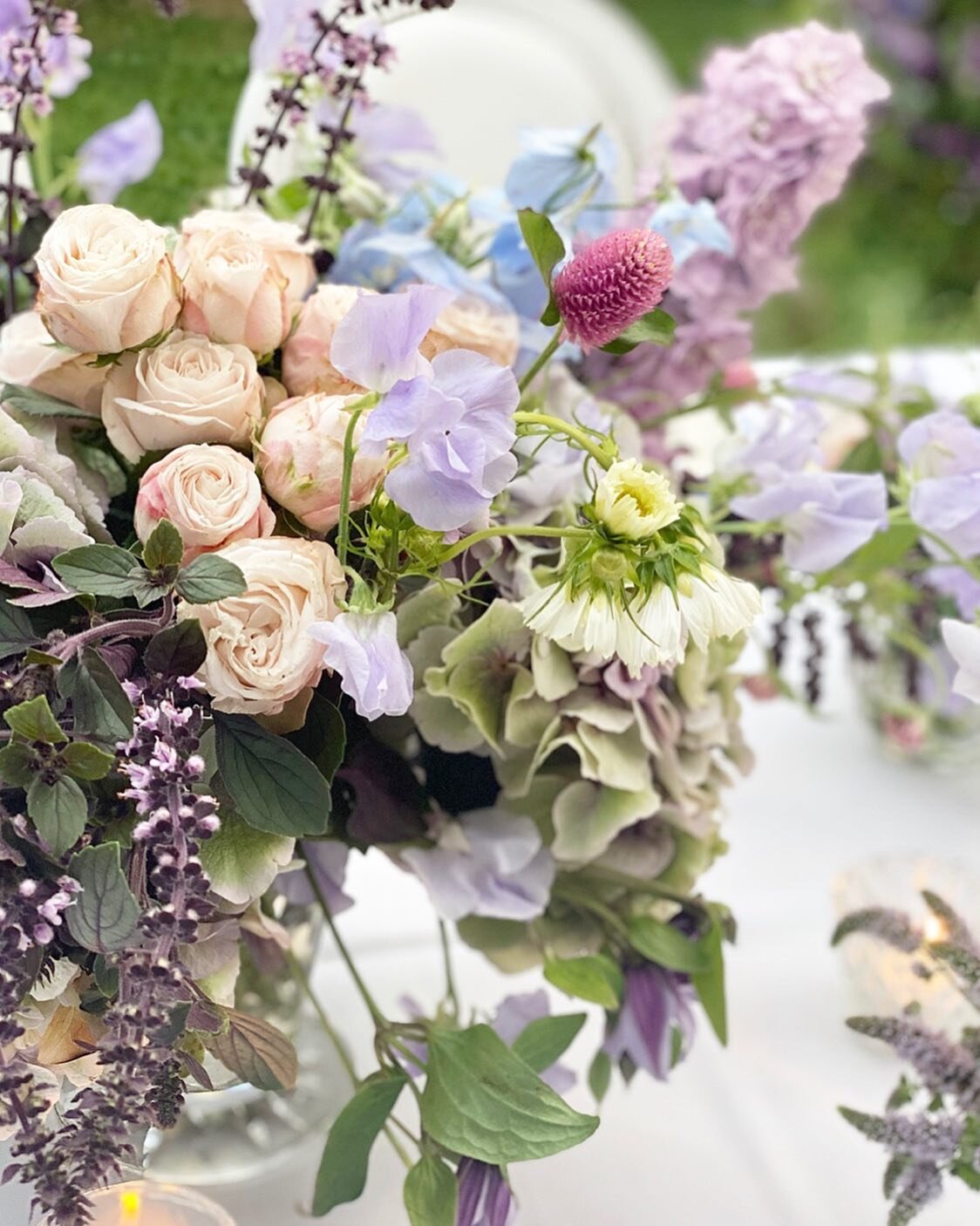 Perfect end of summer blooms for this garden tablescape &amp; lots of scented herbs! 
 
The new season&rsquo;s flowers are kicking in now and I can&rsquo;t wait!! Just like I can&rsquo;t wait to break out my favourite coats &amp; chunky boots! 🍁🍂🌾