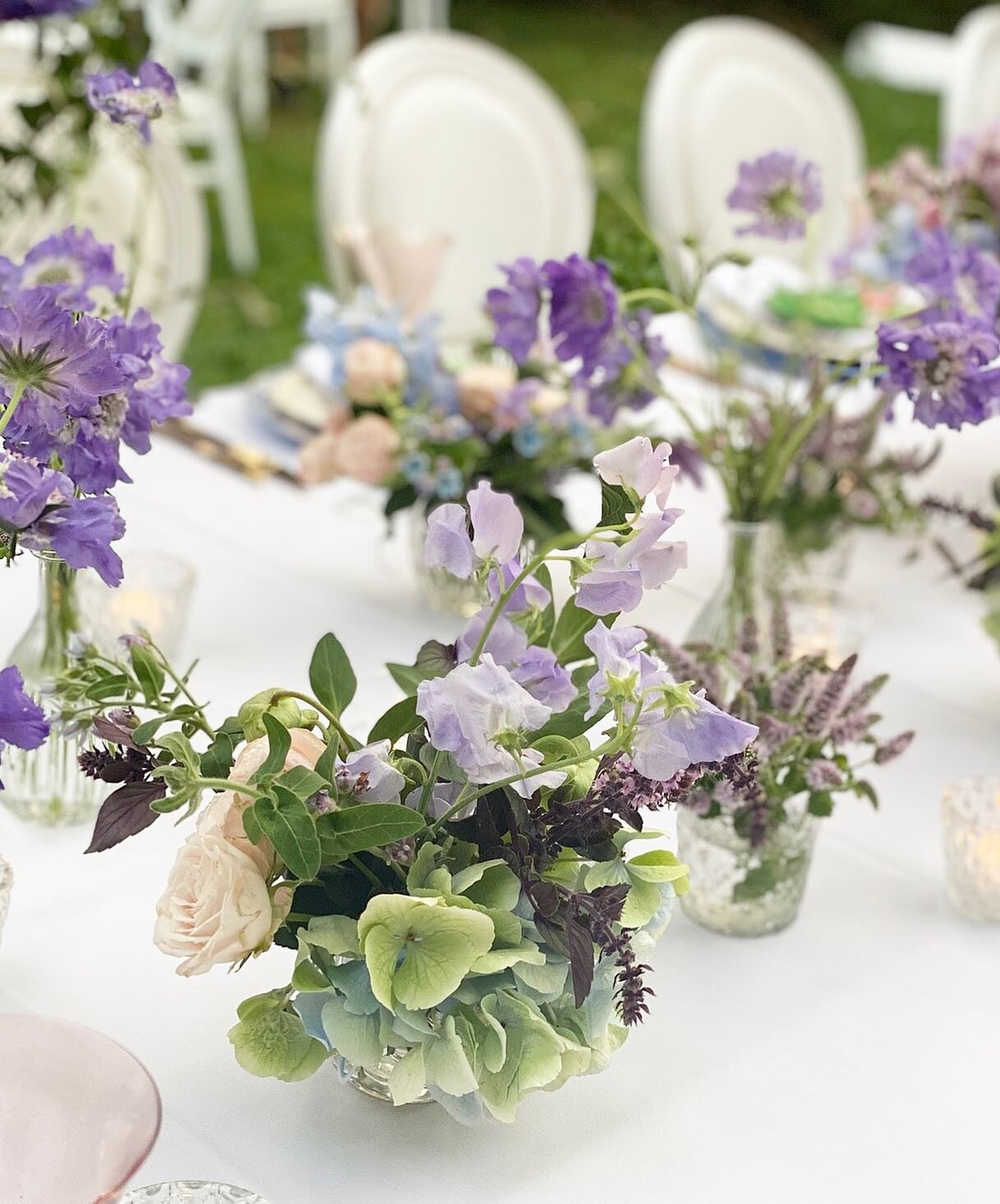 Perfect end of summer blooms for this garden tablescape &amp; lots of scented herbs! 
 
The new season&rsquo;s flowers are kicking in now and I can&rsquo;t wait!! Just like I can&rsquo;t wait to break out my favourite coats &amp; chunky boots! 🍁🍂🌾