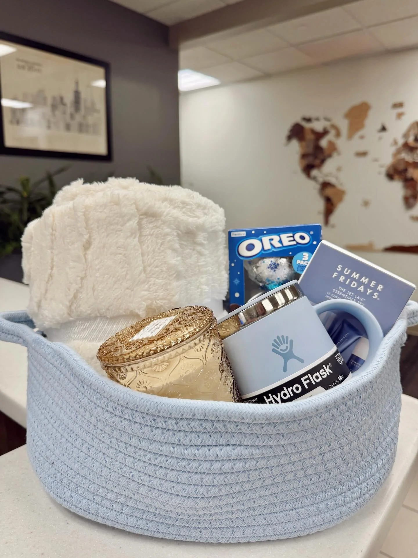 GIVEAWAY ALERT! 🎉
We&rsquo;re excited to share this amazing Holiday giveaway valued at $150, just for you!

What will the winner receive?
- A soft throw blanket
- Hydro Flask Insulated Mug
- Summer Fridays skincare set 
- Non-Toxic La Jol&iacute;e M