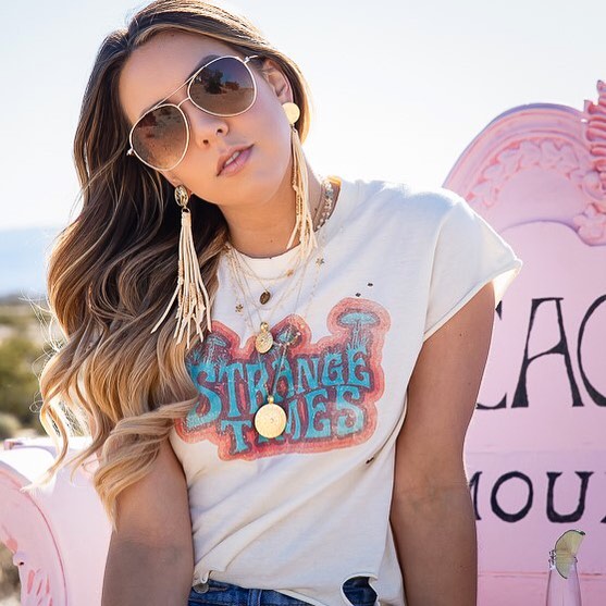 Life is too short to not throw on your shades, let your hair down and make a statement with your style! 👊🏻 #lovesaffect #lovesaffectjewelry #summer2019
T-shirt MUST have - @mamieruthxoxo | Perfect sunnies - @diffeyewear | Mermaid hair - @audreysstu
