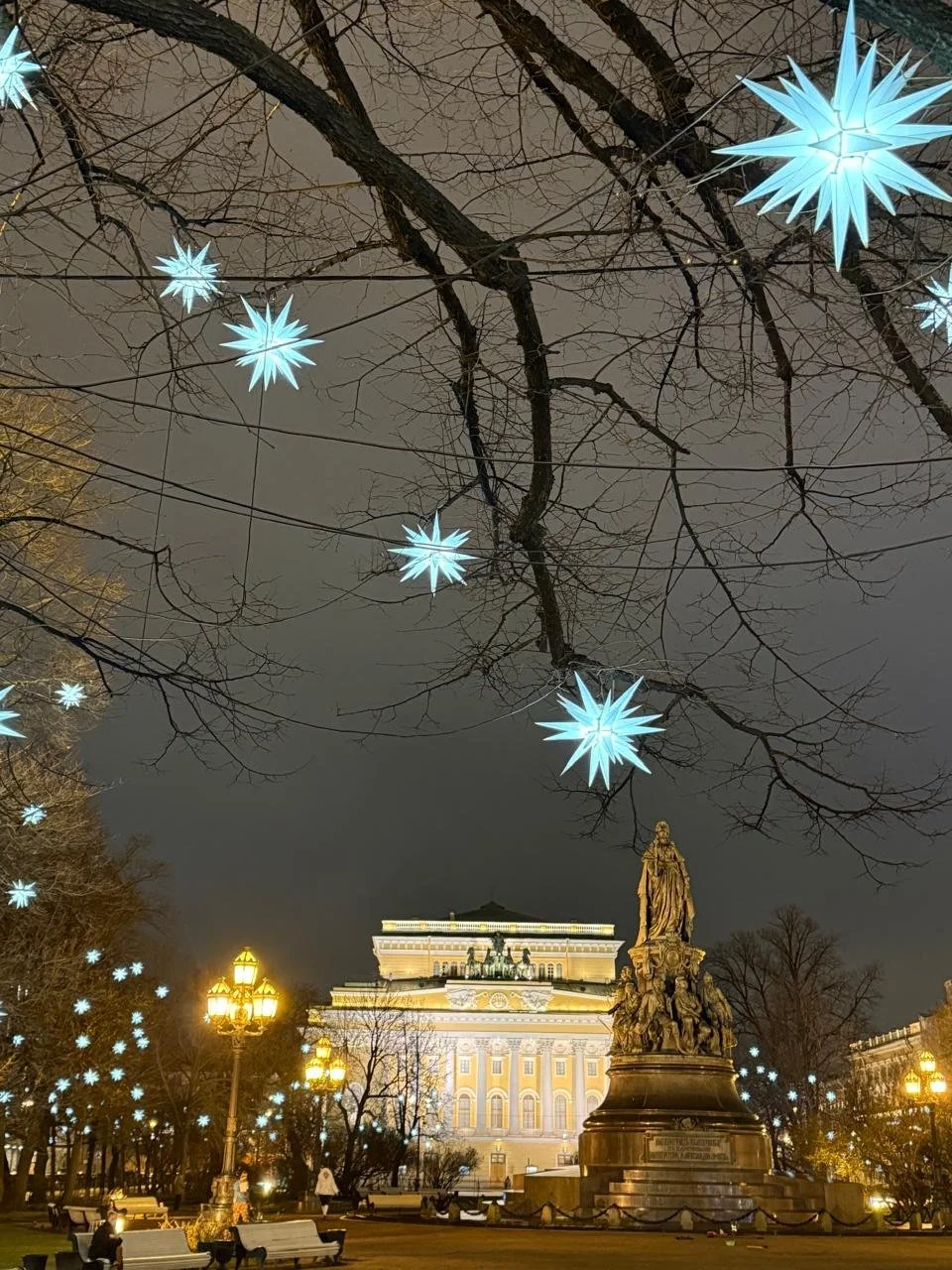 MY FIRST 24 HOURS IN ST. PETERSBURG: NEVSKY PROSPECT, TOO MUCH TEA, AND RUSSIAN DONUT “PISHKA”                                         