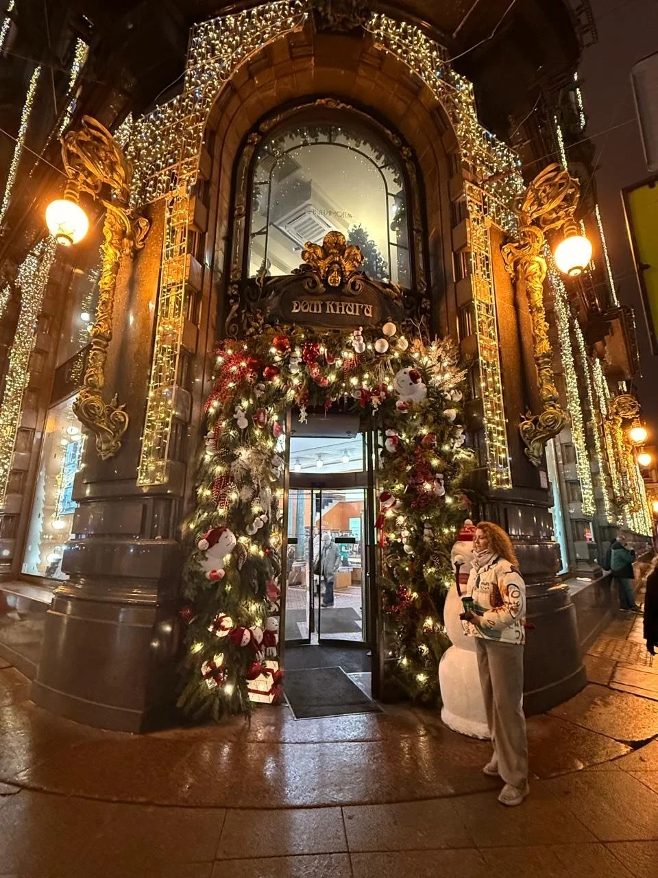 A DAY AT DOM KNIGI: BOOKSTORES, COFFEE, AND KAZAN CATHEDRAL IN ST. PETERSBURG