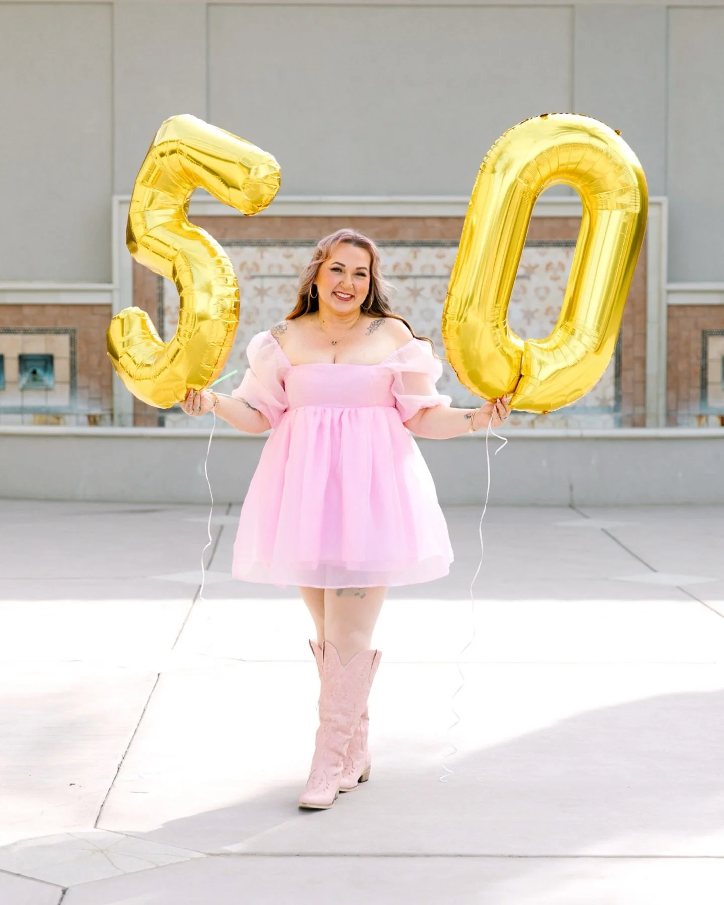 I was so excited when @allisonmichelledesigns inquired about a photoshoot to celebrate her 50th birthday! Umm, yes!✨ The whole session was so much fun and she had all the main-character energy 🎀🖤 Not to mention that we had the most perfect day, wit