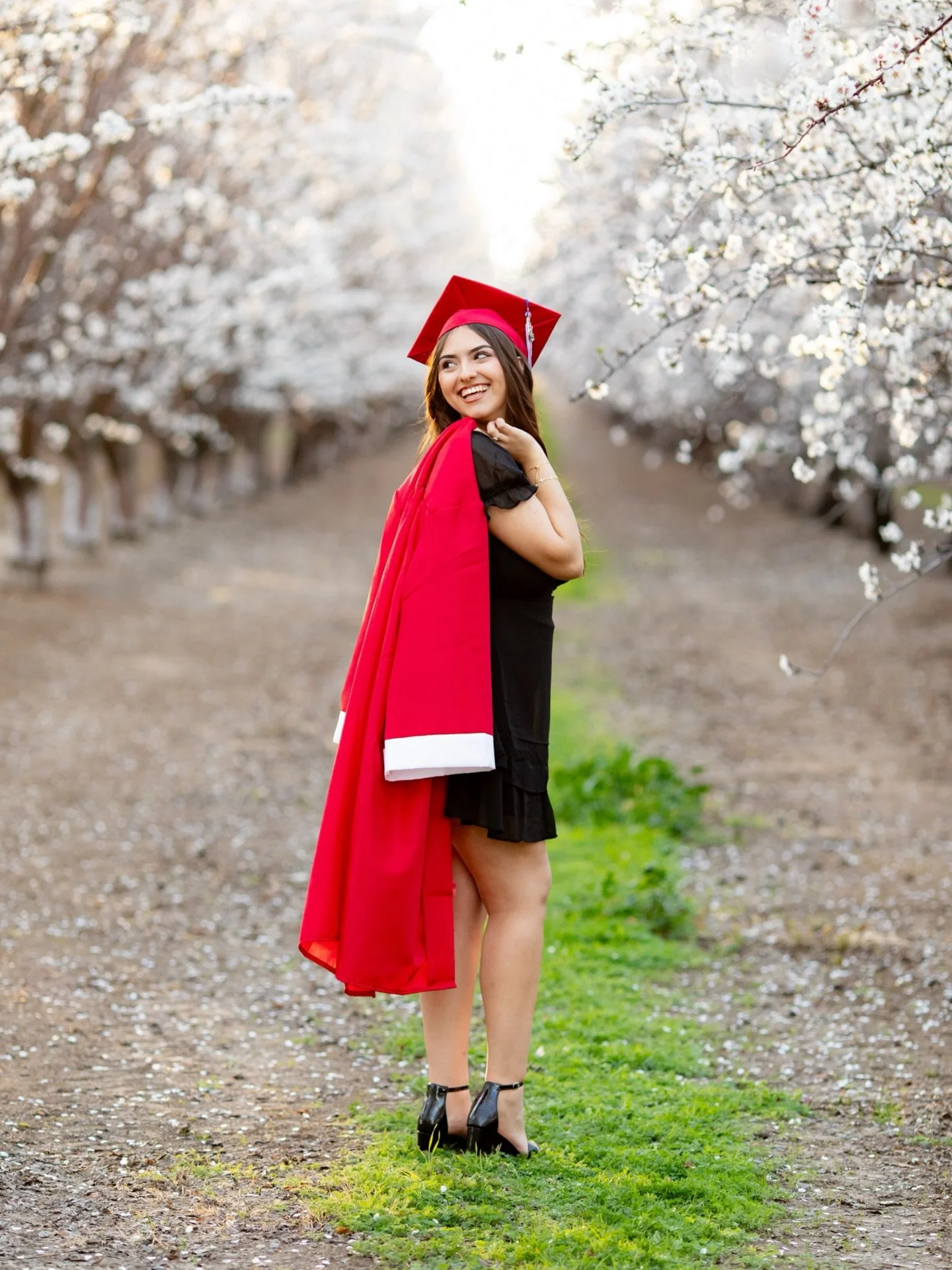 Senior season meets almond blossom magic 🌸✨

Senior year is all about growth, change, and new beginnings, and this was such a beautiful way to celebrate her final year of high school. Class of 2026 &amp; 2027, it&rsquo;s your turn! 🎓DM me to book y