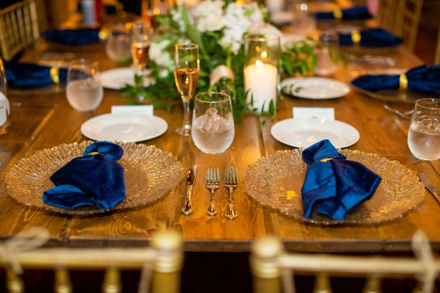 Treat yourself to plush napkins, you deserve it! ✨⁠
⁠
Go the extra mile with glass charger plates and napkin rings 👑