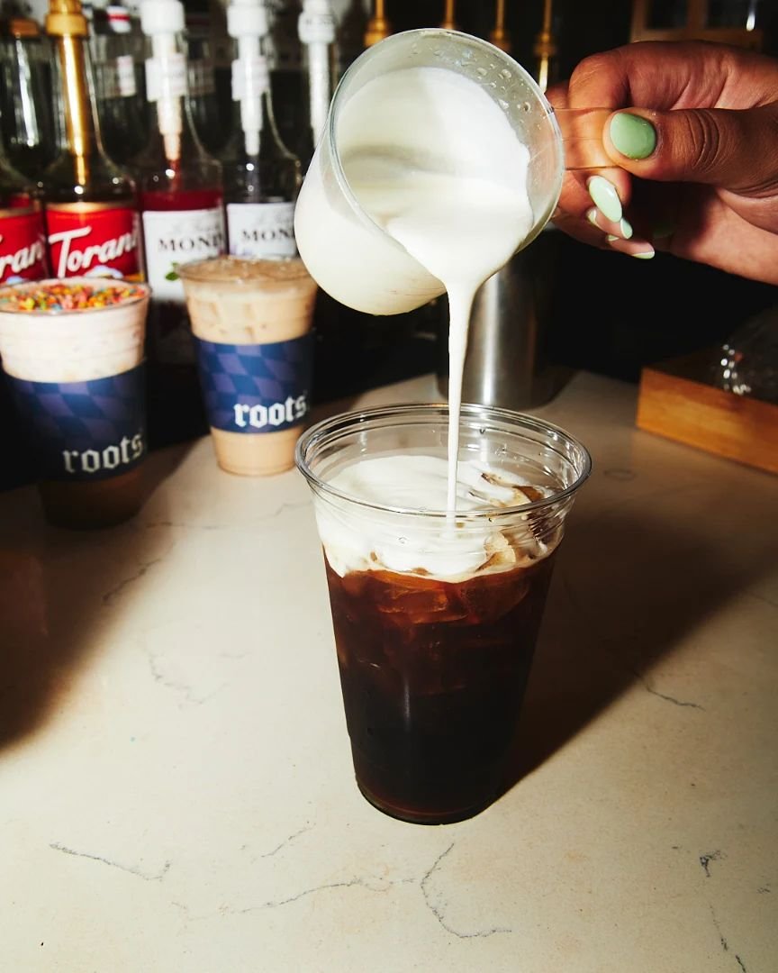 Chill vibes and creamy dreams in every sip. Our cold brew with vanilla cream is the perfect pick-me-up. #coldbrewcrush #coffeelovers #creamygoodness #cafevibes 
📷 @lexmakingphotos
.
.
.
.
#coldbrew #vanillacream #coldfoam #cream #coffee