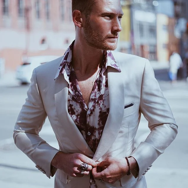 We believe shawl lapel is a versatile and essential tailored piece in your wardrobe. Wear it with a tee, polo or an Austen Dor shirt #styleistailormade .
.
📸: @projectbespoke