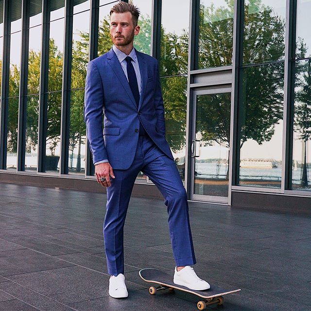 The Navy blue suit: the ultimate investment for the sexiest thing you own #styleistailormade .
.
📷:@projectbespoke