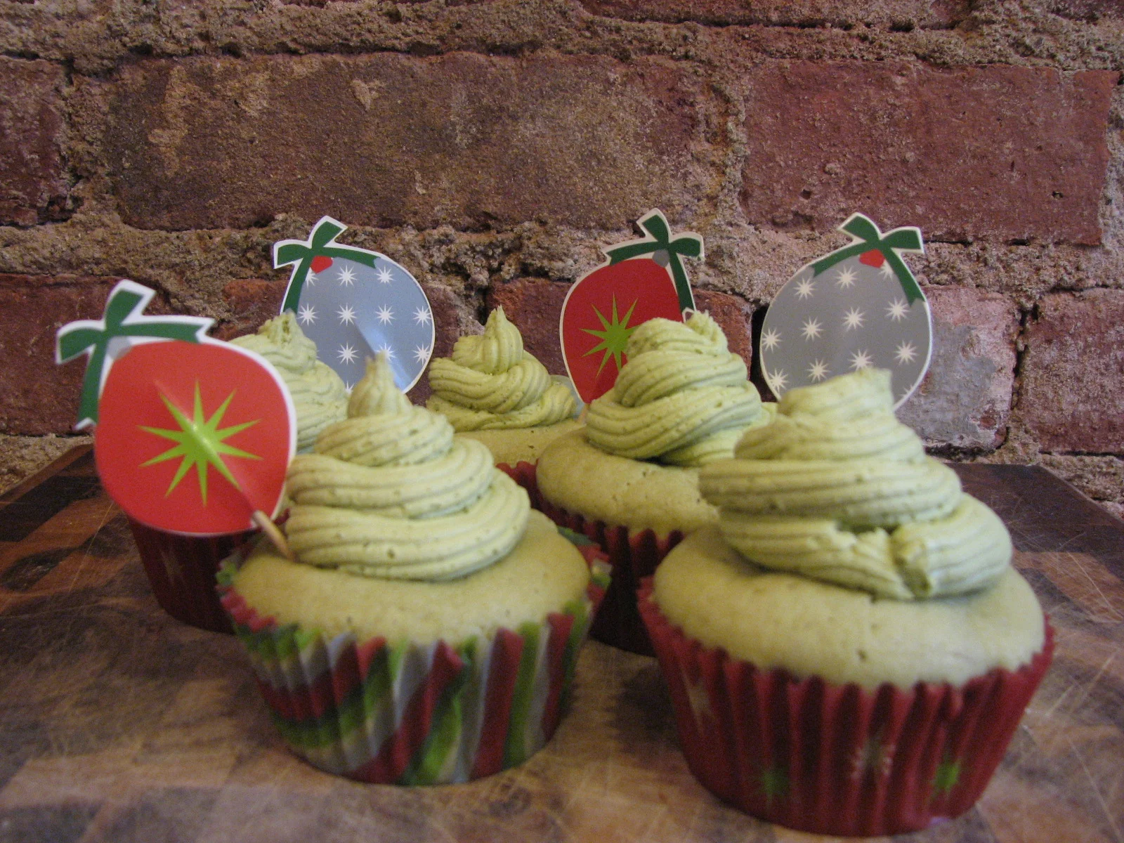 Recipe: Christmas Tree Matcha Cupcakes with Red Bean Filling 