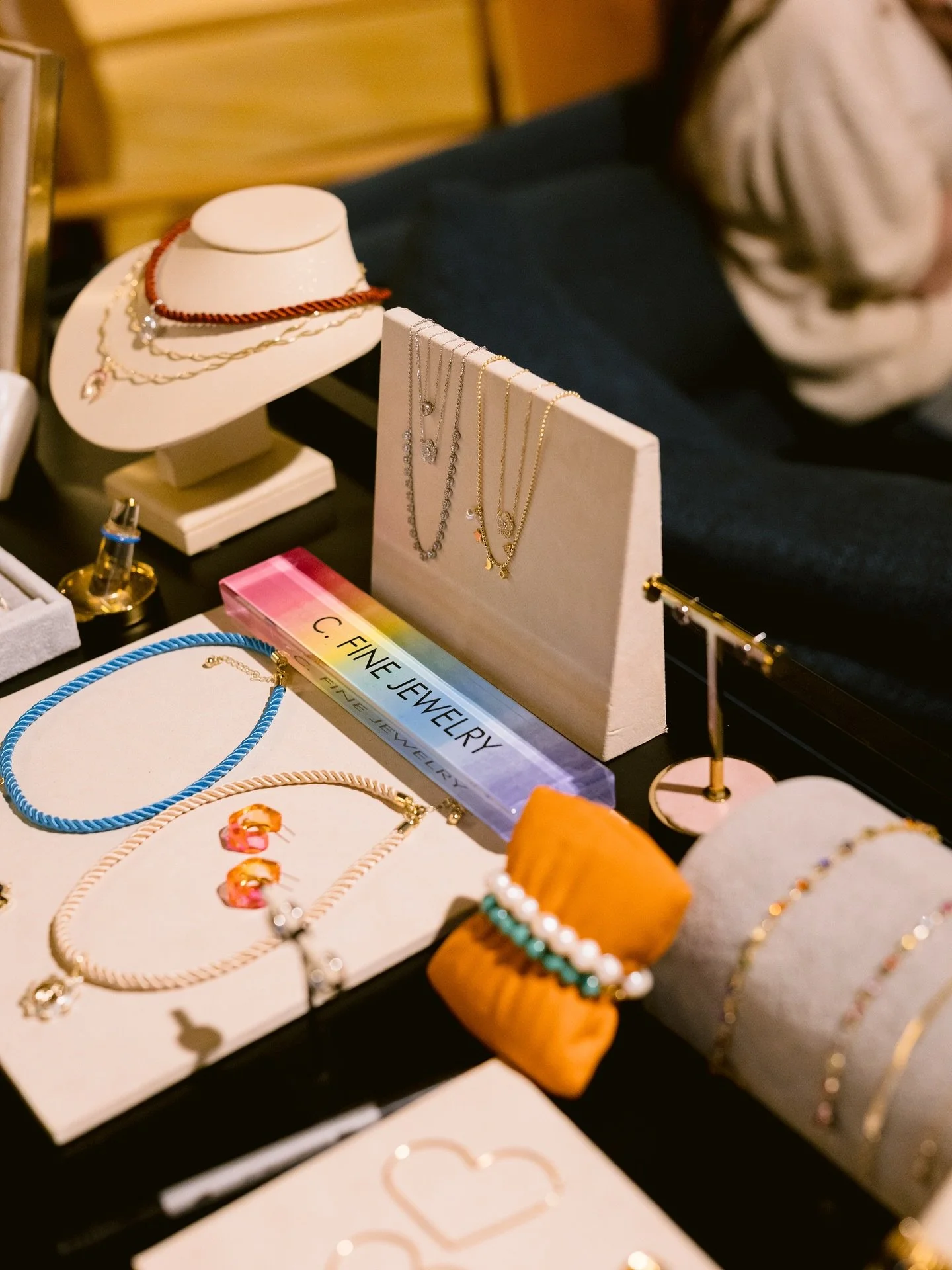 Soft petals, warm light and jewels that added a subtle sparkle. 💐💎✨ Thank you @girlswhomeet for having #CFINEJEWELRY &mdash; a dreamy evening celebrating connection, creativity, and timeless elegance. ✨💫 

#womensupportingwomen #girlswhomeet #jewe