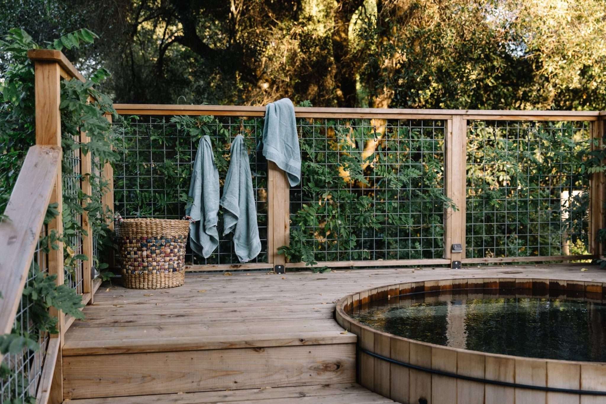 hot tub with towels.jpeg