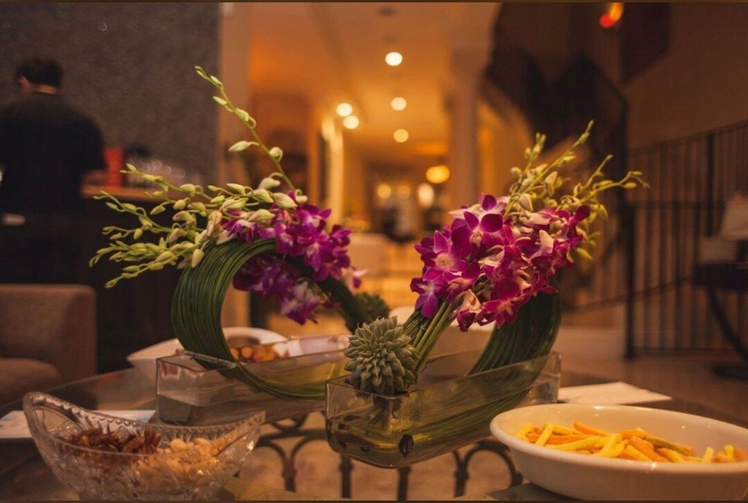 Now this is a centerpiece that dazzles! The perfect event isn't just about amazing food, but about the ambiance. We're the total package! ⁠
⁠
.⁠
.⁠
.⁠
.⁠
.⁠
#nicaraguanfood #bestfood #allthefood #fivecoursemeal #coursedmeal #foodspread #eventplanning