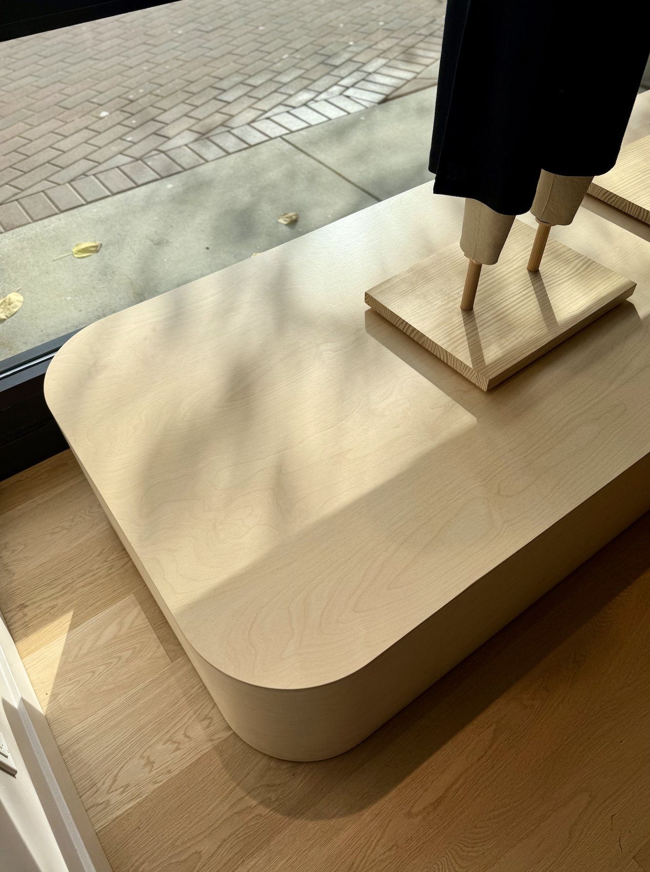 icebreaker-custom-curved-retail-display-platform-detail.png