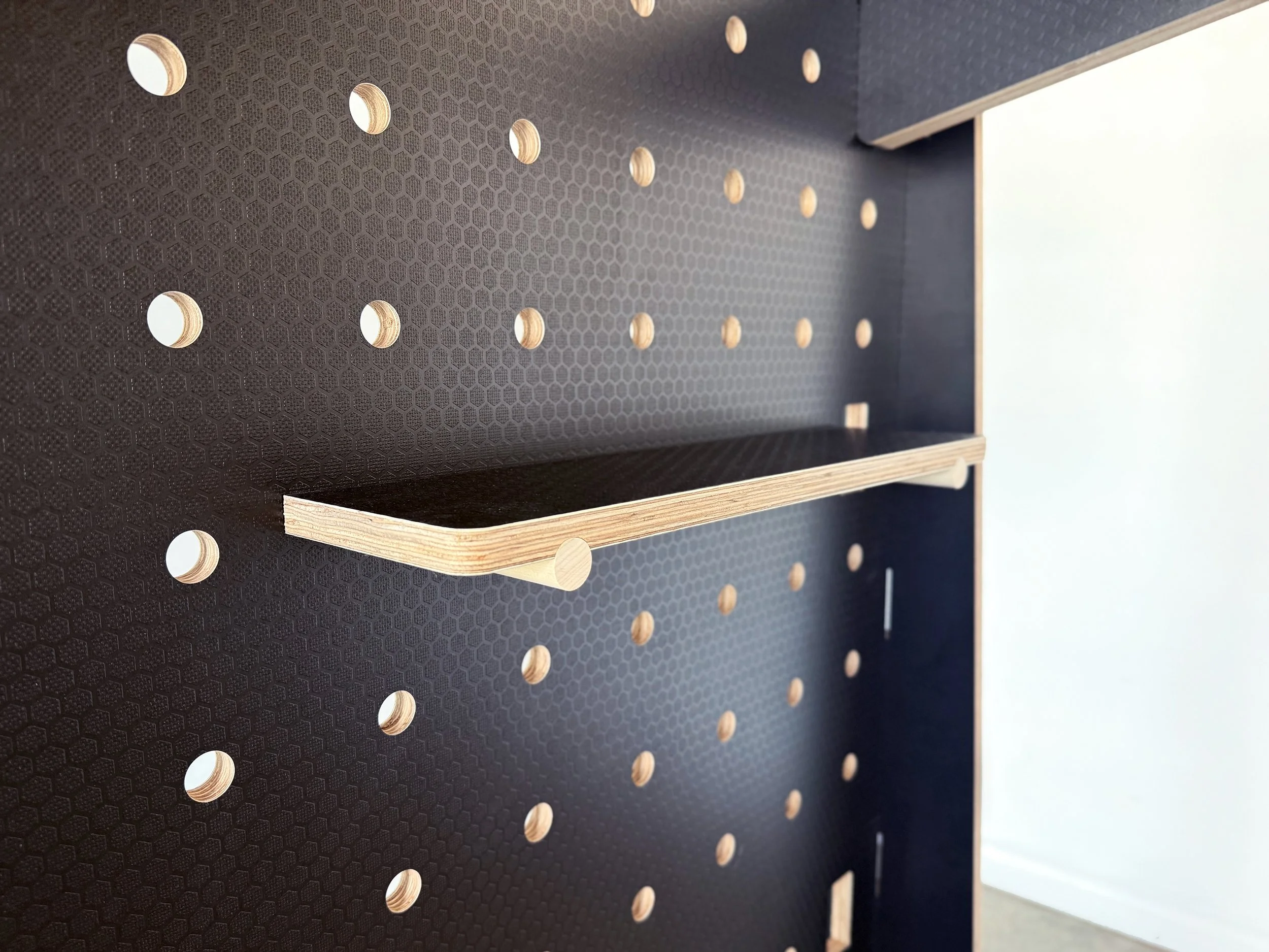 hexa-ply-pegboard-display-retail-with-shelves