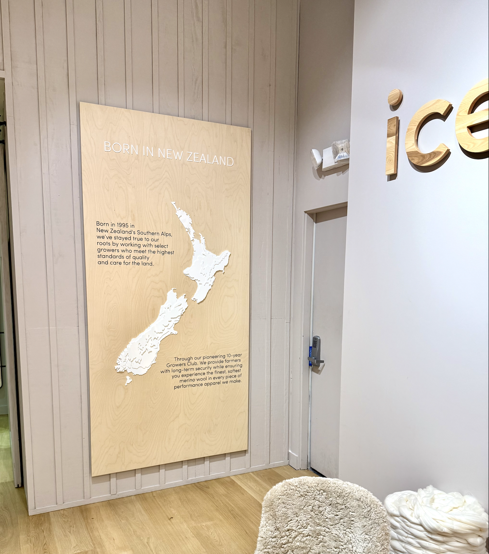 Icebreaker-retail-display-store-interior-klo-lab.png