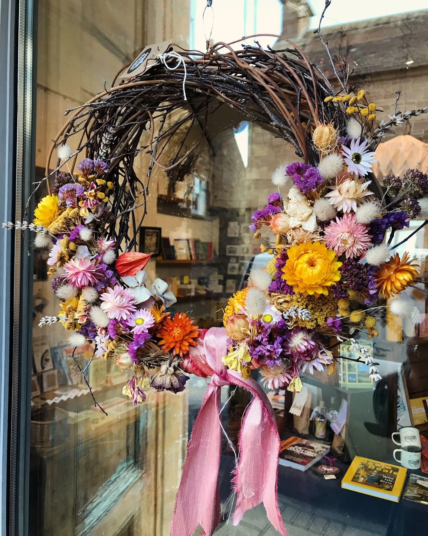 The sunshine has inspired me to put this beautiful @tomnahaflowers dried flower wreath on the door!!
The colours are gorgeous 😍
.
#SharingAworldOfShops #TheIndependentShopkeepers #ShopIndie #aNationOfShopkeepers #IndieShop#ForTheIndependents #Shopp