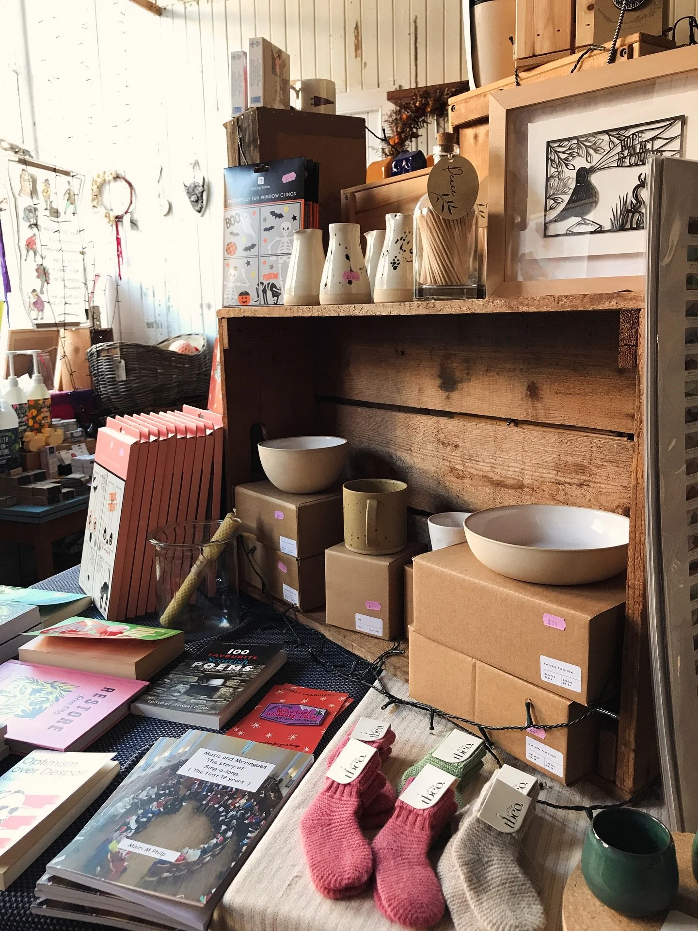 Ceramics, cosy socks and a good book, the perfect recipe for a good weekend!
.
#Studio52store  #Comrie #SharingAworldOfShops #TheIndependentShopkeepers #ShopIndie