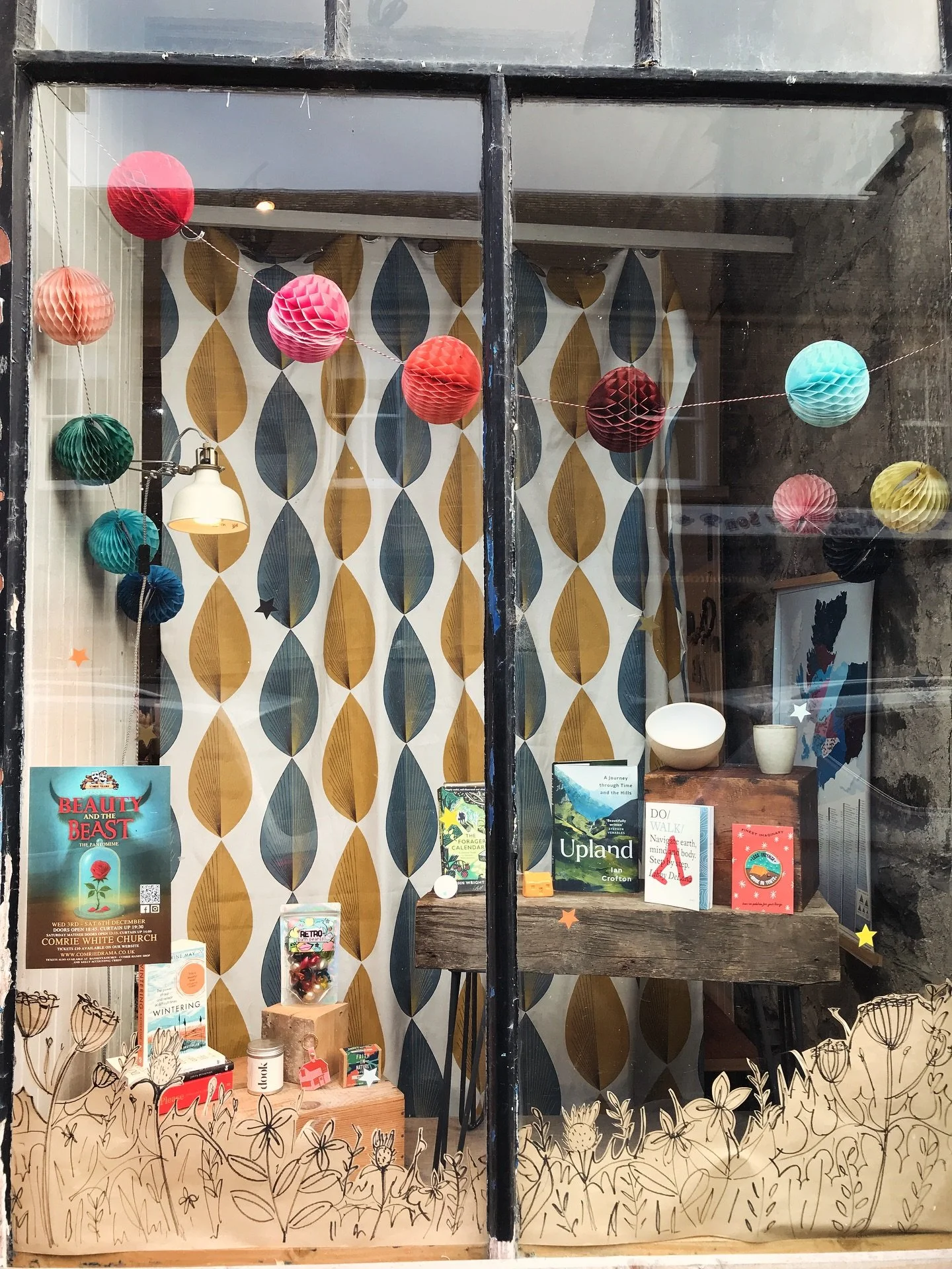 Wintery windaes are go, go, go and everyone is telling me the forecast is for snow this week too! ❄️
I&rsquo;m saying wintery because I can&rsquo;t bring myself to go the full Christmas extravaganza quite yet&hellip;&hellip; but there are wee bits an