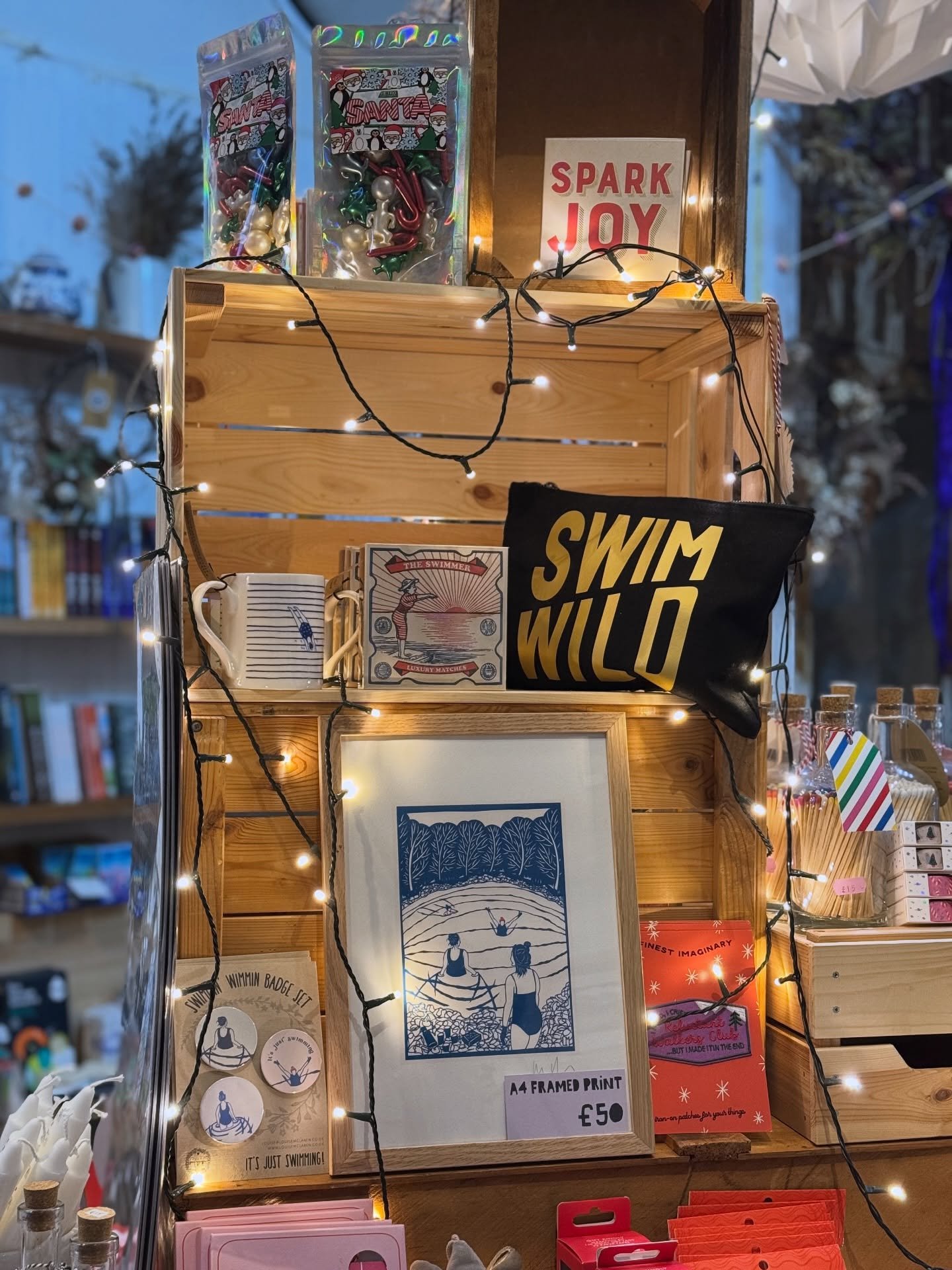 Wimmin swimmin all over the shop!