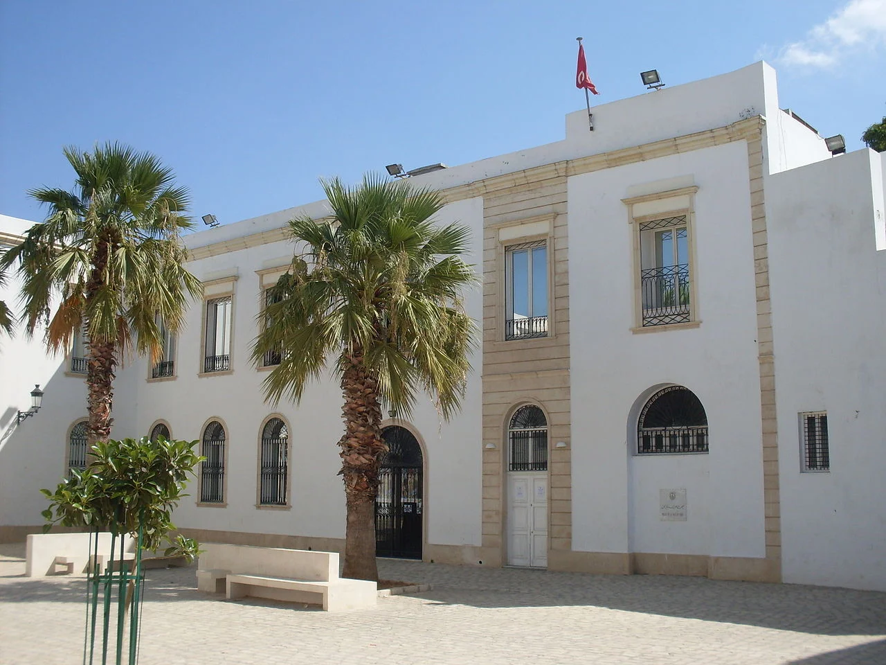 1280px-Tunis_Palais_Kheireddine.jpg