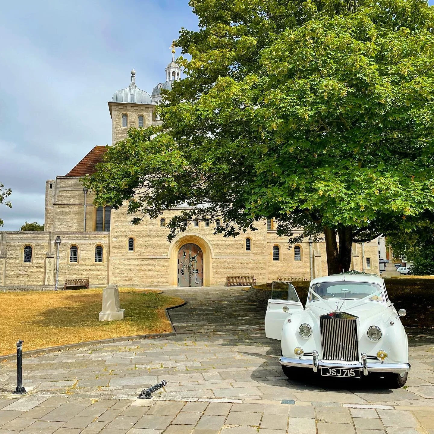 Beautiful weather for a wedding at the Cathedral. 💍👰&zwj;♀️🤵&zwj;♂️

.
.
.
#portsmouthcathedral #portsmouth #churchofengland #cathedralsofinstagram #pompey #cathedralofthesea #cathedral #church #worship #god #heritage #englishcathedrals #portsmout