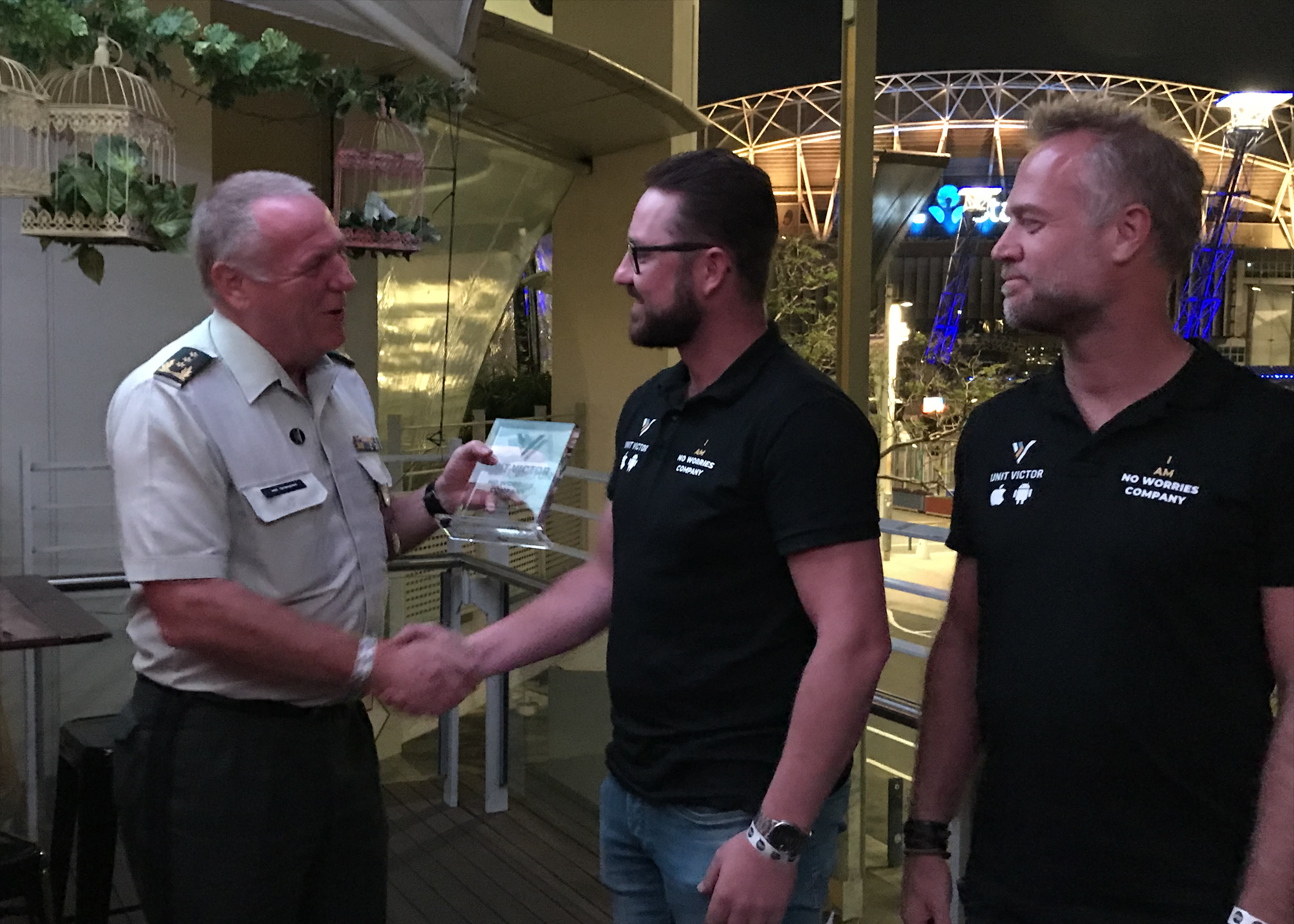 Inspecteur-Generaal der Krijgsmacht van Griensven neemt Unit Victor officieel in ontvangst tijdens de Invictus Games in Sydney.