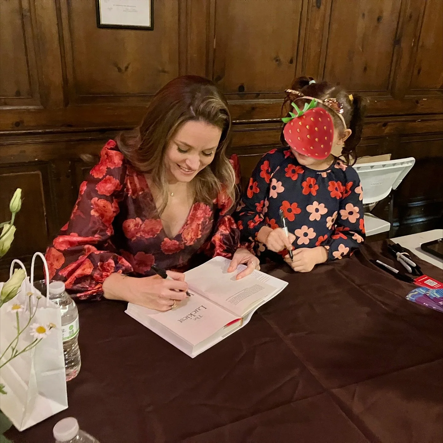 A few of my favorite moments from the last couple of weeks. From signing books with Anessa in Maplewood (ID1), to blurry photos with the best agent @courtneypaganelli (ID2). 

There was the realization that I was sharing shelf space with @justbobbido