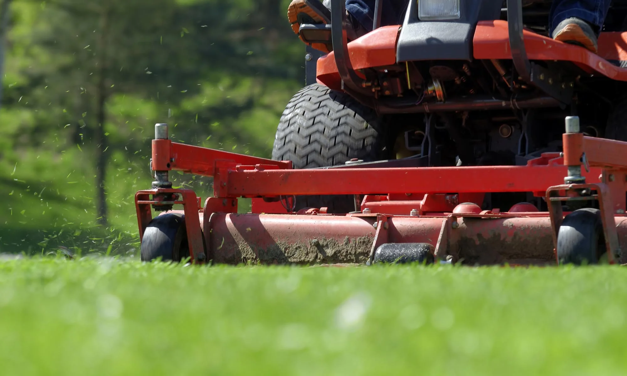 lcm-mowing-lawn-2000x1200-2.jpg