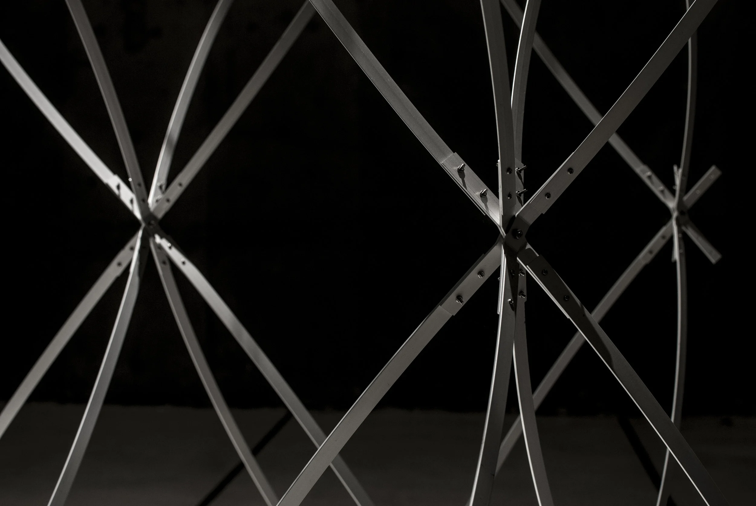   2014-Design studio    tectonic, architecture, deisgn, art, 1:1   材質：扁鋁條 螺絲  尺寸：4m x 2m x 5m  Studio  林聖峰  
