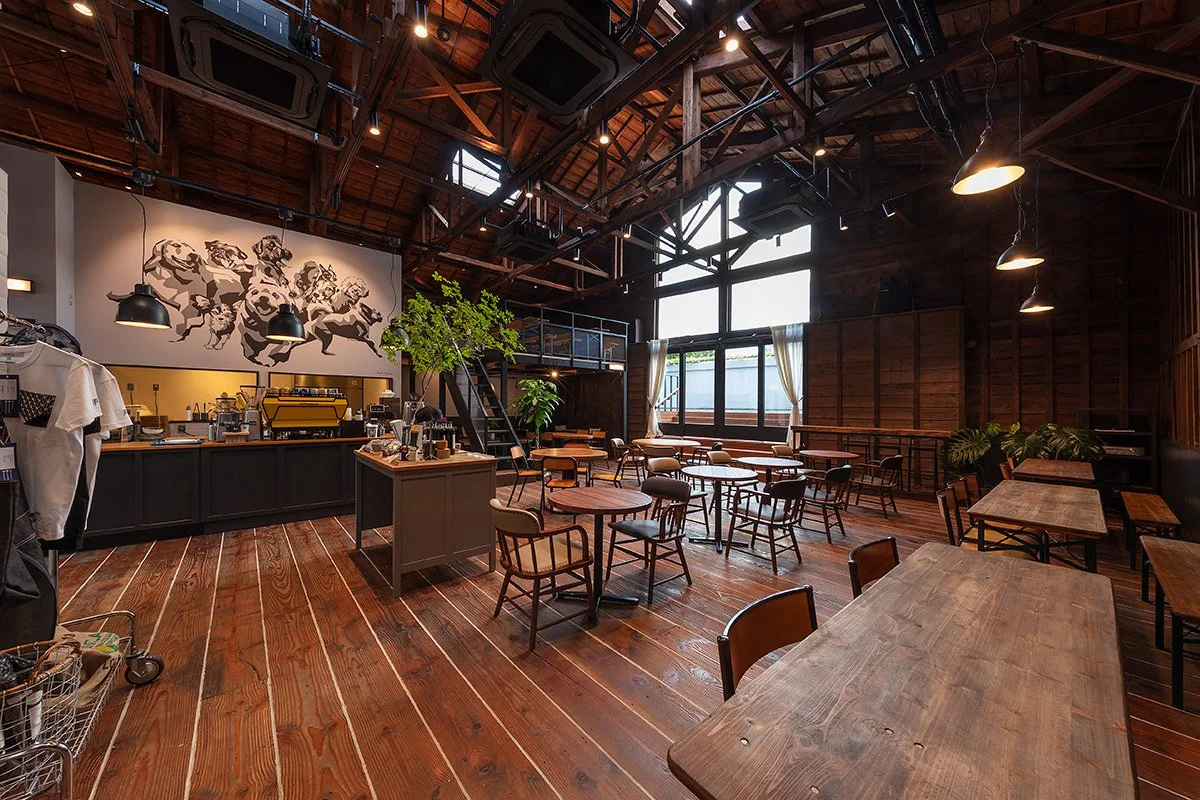 清澄白河をベースにする人気のカフェiki espresso が新しくオープンするベーカリーと食事が出来るiki eateryをオープンします。SHIBUYA TADAOMIが店内のART WORKを手掛けました。iki espressoは多くの近所の犬達に支えられているということで、地域のコミュニティーとして根ざす活動を行っている原瀬夫妻の思いを込め、犬の壁画を作成しました。この作品の名前も"Kiyosumi Social Club"です。多くの人に愛される場所のお手伝いが出来ました。 We a