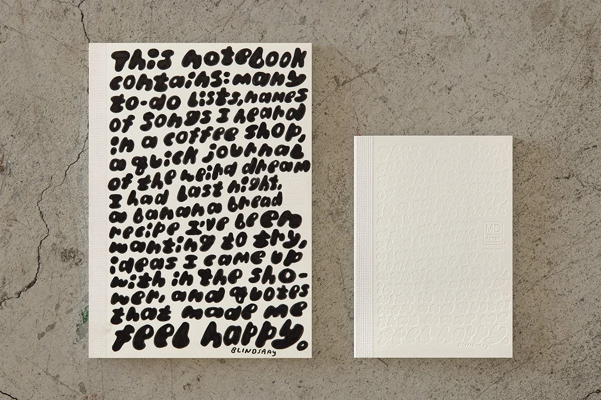 日本を代表する文具メーカーMIDORIが出しているMDノートの15周年を記念して、国内外で活躍する15名のアーティストたちによる周年記念ノートが発売になりました。弊社ではその中の11名をキュレーションさせていただきました。アーティストが『MDノート』の表紙に描いたイラストや文字を、空押しで再現した特別なノートとなっています。                                     We teamed up with authentic stationary brand calle