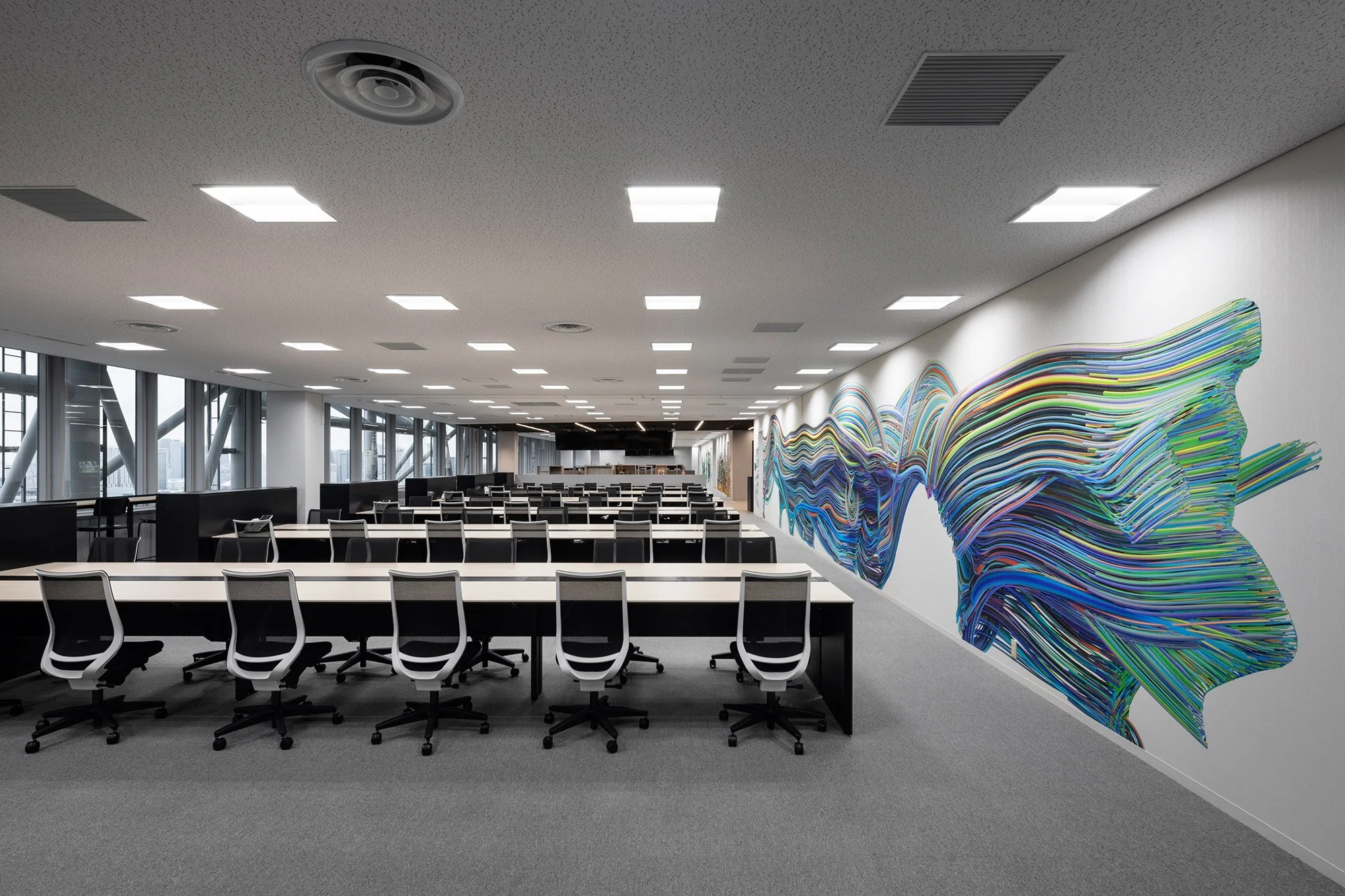 今回、Universal Everythingとタッグを組んで、スポーツ番組を作成しているJ SPORTSさんの新社屋の中に巨大な壁のアートを手掛けました。Universal Everythingがスポーツ選手の動きをモーキャプチャーで撮って、それをアートワークに起こしました。