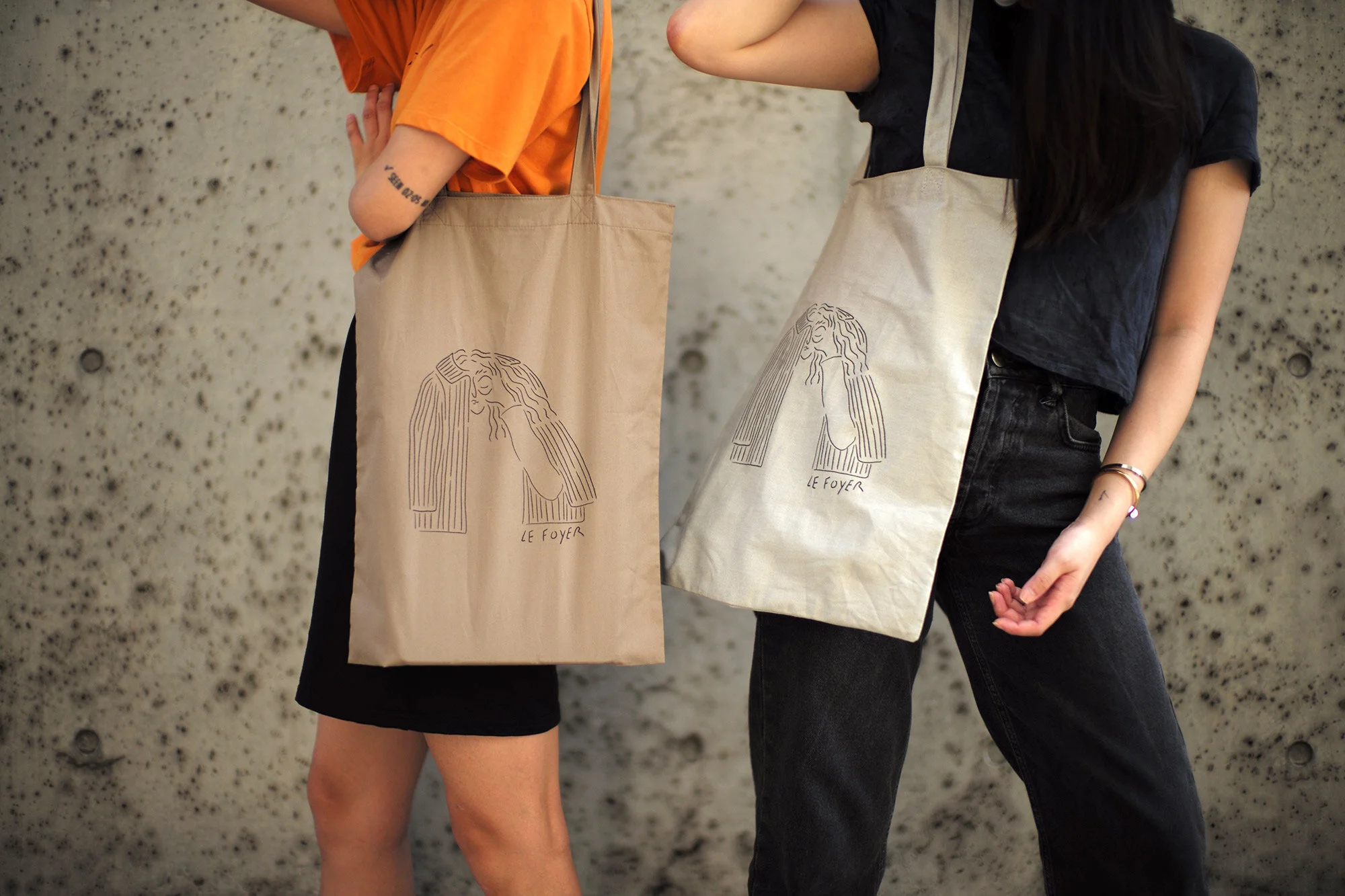 L1003276.jpgパリを拠点に活動するイラストレーターDebora Szpilman(デボラ・スピルマン)がLe Foyerのショッピングバッグにイラストを提供しました。