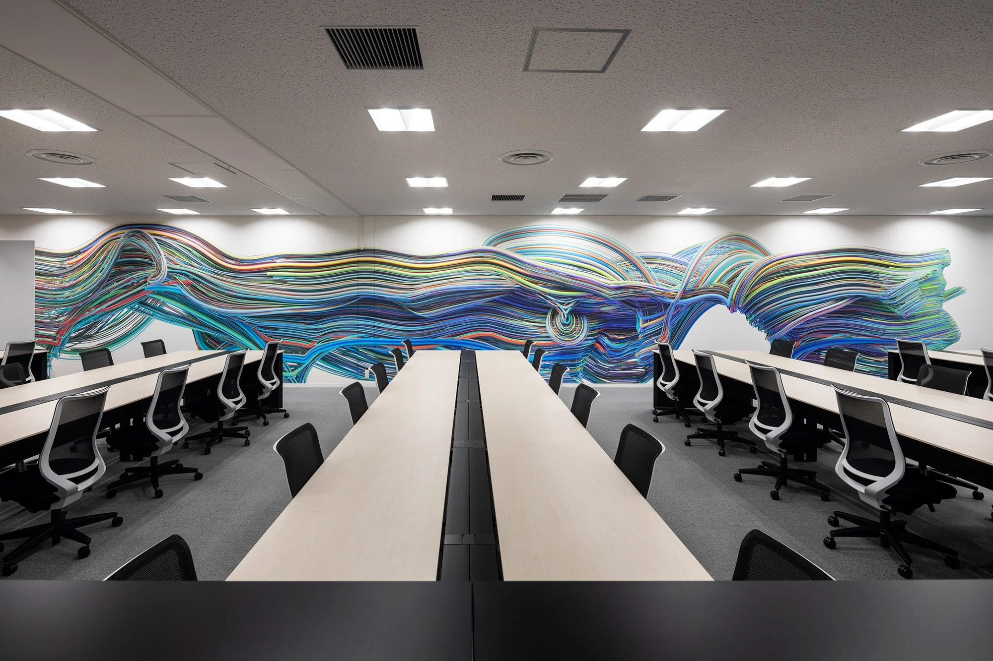 今回、Universal Everythingとタッグを組んで、スポーツ番組を作成しているJ SPORTSさんの新社屋の中に巨大な壁のアートを手掛けました。Universal Everythingがスポーツ選手の動きをモーキャプチャーで撮って、それをアートワークに起こしました。