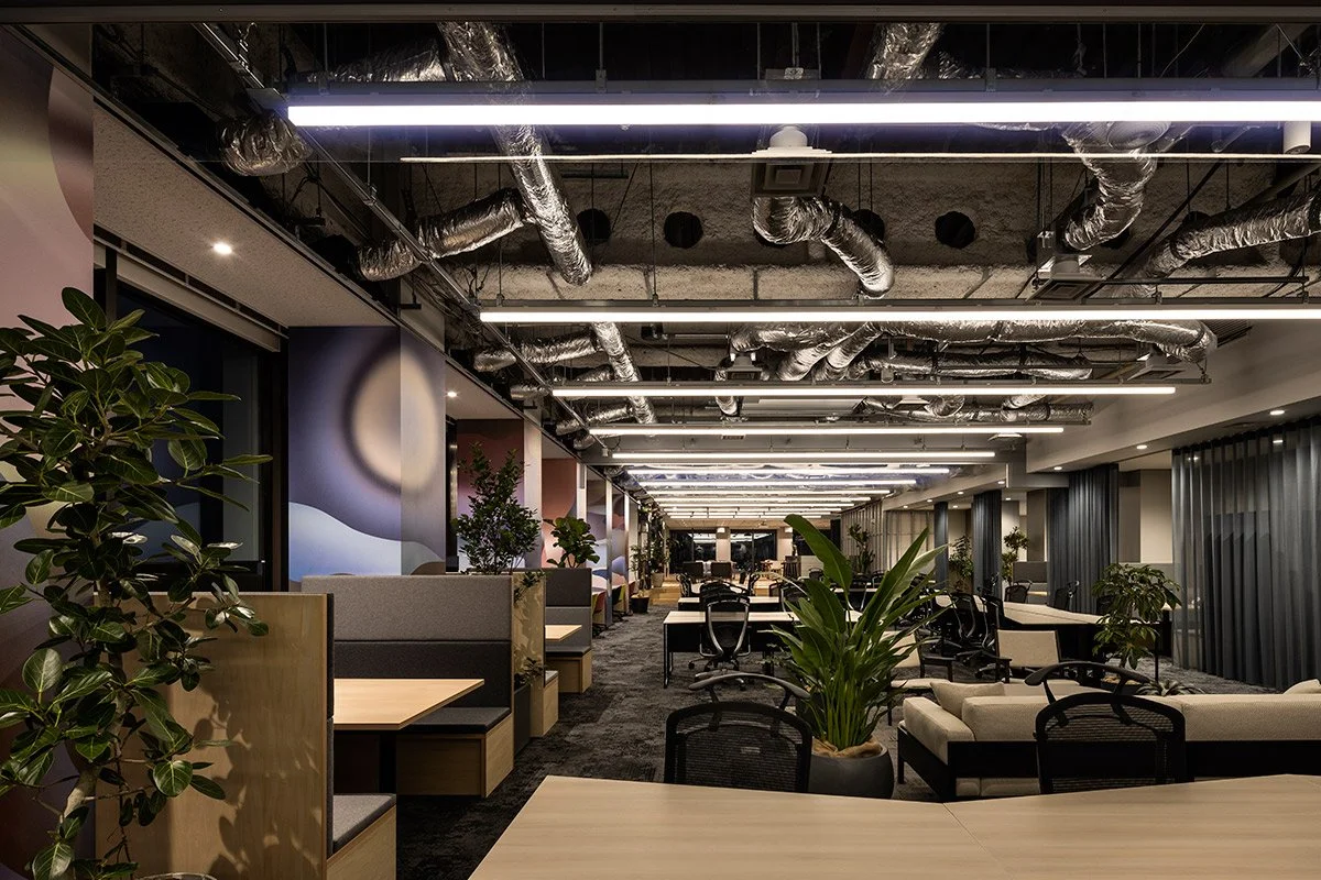 パリ拠点のLeslie DavidがGrowth Partnersのオフィスの柱にイラストをデザインしました。