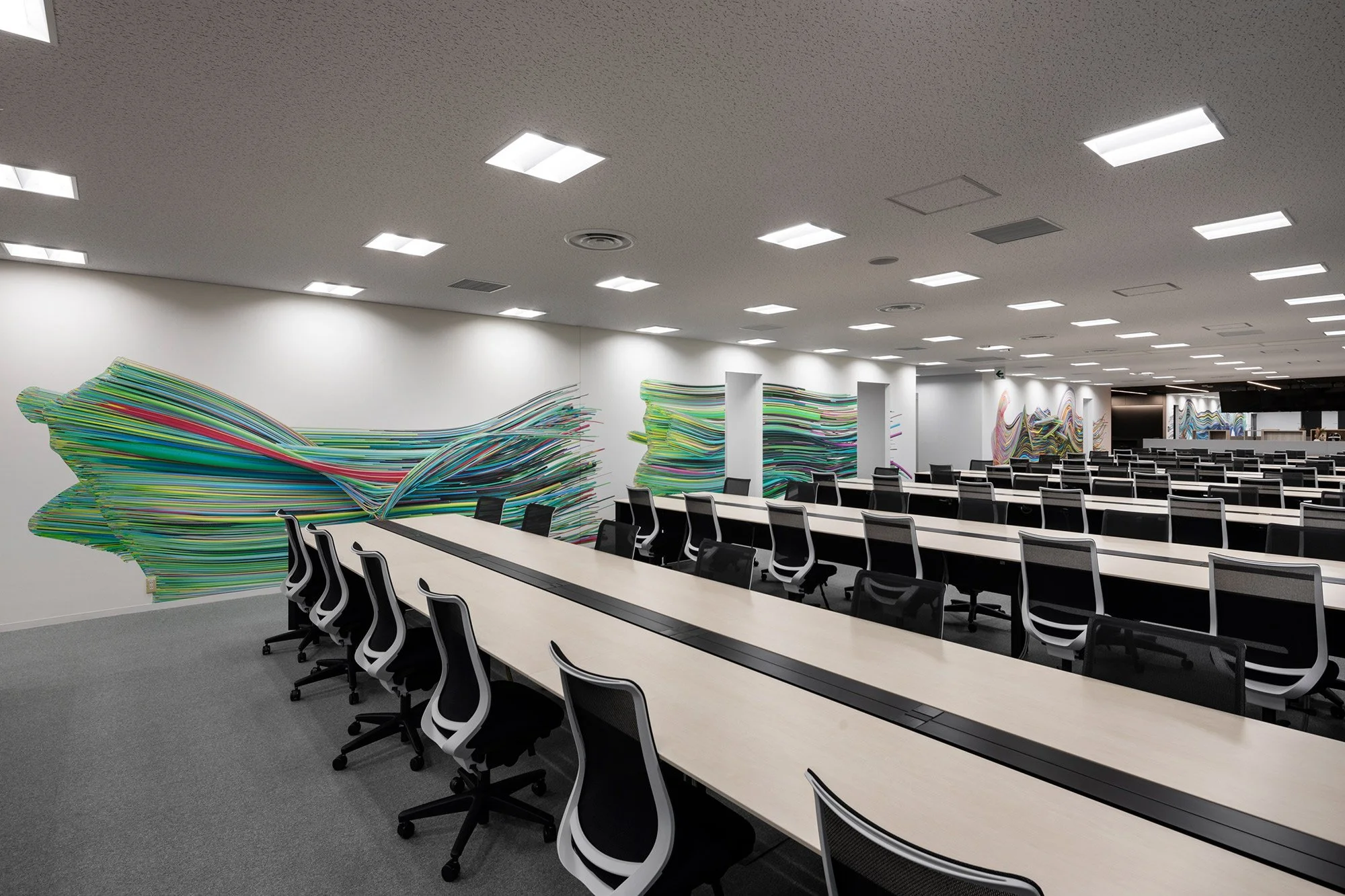 今回、Universal Everythingとタッグを組んで、スポーツ番組を作成しているJ SPORTSさんの新社屋の中に巨大な壁のアートを手掛けました。Universal Everythingがスポーツ選手の動きをモーキャプチャーで撮って、それをアートワークに起こしました。