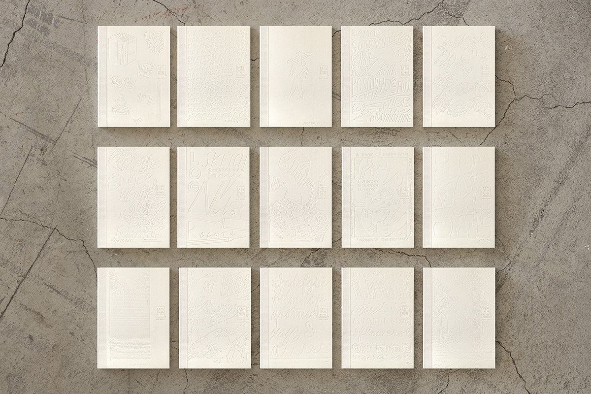 日本を代表する文具メーカーMIDORIが出しているMDノートの15周年を記念して、国内外で活躍する15名のアーティストたちによる周年記念ノートが発売になりました。弊社ではその中の11名をキュレーションさせていただきました。アーティストが『MDノート』の表紙に描いたイラストや文字を、空押しで再現した特別なノートとなっています。                                     We teamed up with authentic stationary brand calle